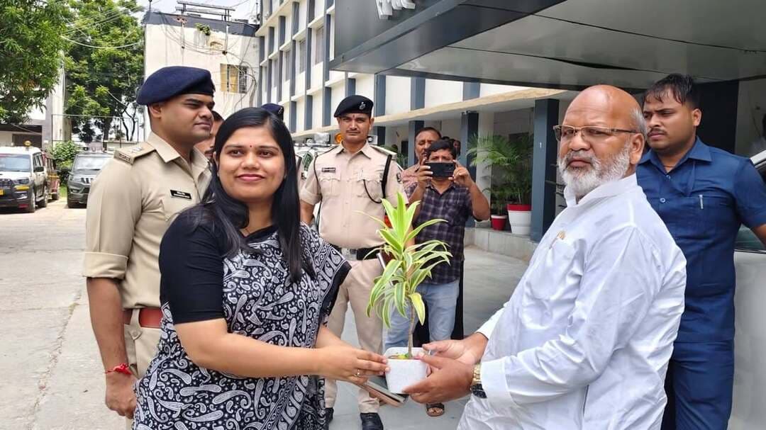 🚨 शिवहर: संभावित बाढ़ के मद्देनजर जिला प्रशासन पूरी तरह अलर्ट!
तिब्बत और नेपाल में ग्लेशियर फटने की घटना के बाद बिहार सरकार सतर्क है। इसी कड़ी में आज बिहार के आपदा प्रबंधन मंत्री श्री रत्नेश सदा जी ने शिवहर में 'संभावित बाढ़ पूर्व तैयारी 2026' की समीक्षा बैठक की और तटबंधों का जायजा लिया।
बैठक और निरीक्षण के प्रमुख बिंदु:
🌊 तटबंधों का निरीक्षण: मंत्री महोदय ने बेलवा घाट, मोहारी तटबंध और डूबा घाट का स्थलीय निरीक्षण किया। सभी संवेदनशील जगहों और डैम की स्थिति संतोषजनक है।
🛡️ कटाव क्षेत्रों की जाँच: पिपराही और पुरनहिया के कटैया बांध (जहाँ पूर्व में कटाव होता था) की स्थिति भी बिल्कुल सामान्य पाई गई है।
🗣️ मंत्री जी का संदेश: "बागमती नदी का जलस्तर अभी सामान्य है। आम जनमानस को चिंता करने की कोई जरूरत नहीं है, जिला प्रशासन किसी भी आपात स्थिति से निपटने के लिए पूरी तरह अलर्ट है।"
इस महत्वपूर्ण समीक्षा बैठक में शिवहर की जिलाधिकारी श्रीमती प्रतिभा रानी (DM) सहित जिले के सभी वरीय पदाधिकारी, CO और BDO मौजूद रहे।
#Sheohar #DisasterManagement #FloodPreparation2026 #BiharGovernment #RatneshSada #BiharNews #DistrictAdministrationSheohar #बाढ़_तैयारी