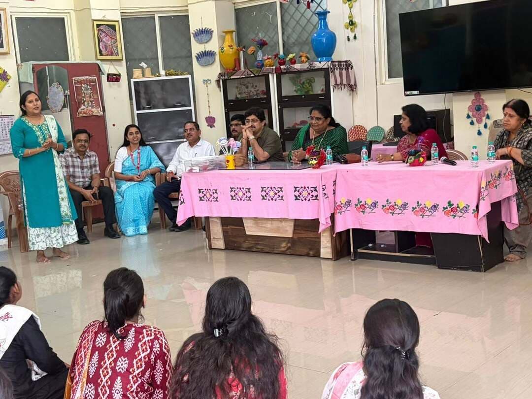 शासकीय बालिका गृह में बालिकाओं के साथ रक्षाबंधन पर्व मनाया गया
महिला एवं बाल विकास मंत्री सुश्री निर्मला भूरिया द्वारा आज शासकीय बालिका गृह,भोपाल में बालिकाओं के साथ आत्मीयता एवं हर्षोल्लास के साथ रक्षाबंधन का पावन पर्व मनाया गया।
इस अवसर पर महिला एवं बाल विकास विभाग मंत्री सुश्री भूरिया ने बालिकाओं को फल एवं उपहार वितरित किए तथा उन्हें संबोधित करते हुए उनके उज्ज्वल भविष्य की शुभकामनाएँ दीं। उन्होंने बालिकाओं से आत्मीय संवाद कर उनकी आवश्यकताओं एवं समस्याओं की जानकारी ली।
कार्यक्रम के पश्चात मंत्री सुश्री भूरिया द्वारा शासकीय बालिका गृह का निरीक्षण किया गया तथा बालिकाओं के रहन-सहन, सुरक्षा, स्वास्थ्य, शिक्षा एवं पुनर्वास संबंधी व्यवस्थाओं का जायजा लिया गया।
कार्यक्रम में विशेष कर्तव्यस्थ अधिकारी डॉ. विशाल नाडकर्णी,उप संचालक श्री प्रफुल्ल खत्री, सहायक संचालक सुनयना महाजन, आकांक्षा तोमर एवं शासकीय बालिका गृह का समस्त स्टाफ उपस्थित रहा।
CM Madhya Pradesh
Department Of Women Child Development, Madhya Pradesh
Jansampark Madhya Pradesh
#Bhopal