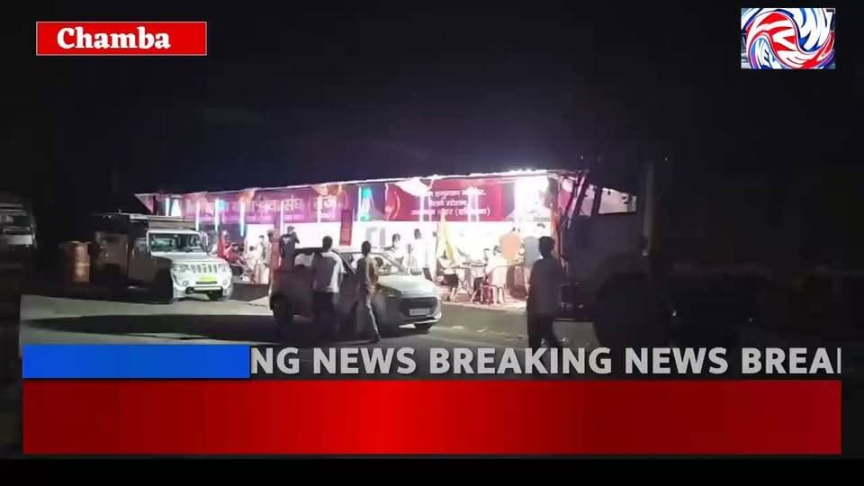 कुराह में लग रहे लंगर को लेकर उठे सवाल, परमिशन, सफाई और नशे पर निगरानी की मांग
सुरेंद्र ठाकुर
चंबा, 29 अगस्त 2026
मणिमहेश यात्रा के दौरान चंबा-भरमौर राष्ट्रीय राजमार्ग NH-154A पर कुराह के पास लगाए जा रहे लंगर को लेकर स्थानीय लोगों ने कुछ सवाल उठाए हैं। लोगों का कहना है कि लंगर लगाकर श्रद्धालुओं की सेवा करना सराहनीय कार्य है, लेकिन इसके साथ स्वच्छता, अनुशासन और प्रशासनिक नियमों का पालन भी सुनिश्चित किया जाना चाहिए।
स्थानीय लोगों का सवाल है कि कुराह के पास लंगर लगाने वाली समितियों ने क्या ग्राम पंचायत से आवश्यक अनुमति ली है। यदि अनुमति ली गई है तो लंगर संचालन के लिए किन शर्तों के साथ अनुमति दी गई है और लंगर समाप्त होने के बाद साफ-सफाई की जिम्मेदारी किसकी होगी।
स्थानीय लोगों का कहना है कि यात्रा के दौरान बड़ी संख्या में श्रद्धालु इस मार्ग से गुजरते हैं। ऐसे में लंगर स्थल पर कचरा न फैले और आसपास का वातावरण स्वच्छ बना रहे, इसके लिए आयोजकों और संबंधित प्रशासन को विशेष ध्यान देने की जरूरत है।
पिछले वर्ष की स्थिति का दिया हवाला
ग्राम पंचायत समिति कुराह के उत्तम सिंह ने पिछले वर्ष की स्थिति का हवाला देते हुए कहा कि लंगर स्थल के आसपास गंदगी का अंबार देखने को मिला था। उन्होंने कहा कि वर्ष 2025 में आपदा के दौरान लंगर संचालक वहां से चले गए थे, जिसके चलते श्रद्धालुओं को परेशानियों का सामना करना पड़ा।
उत्तम सिंह ने कहा कि बाहर से आने वाले लोग यहां सेवा भावना से आते हैं और स्थानीय लोग उनका स्वागत एवं अभिनंदन करते हैं। उन्होंने कहा कि जितनी सेवा भावना बाहर से आने वाले लोगों में है, उतनी ही भावना स्थानीय लोगों में भी है।
उन्होंने स्पष्ट किया कि स्थानीय ग्रामीणों का उद्देश्य किसी भी लंगर समिति को परेशान करना नहीं है। उन्होंने कहा कि गांववासी मिल-जुलकर बाहर से आने वाली लंगर समितियों का सहयोग करते हैं और उनकी सेवा भावना का सम्मान करते हैं।
सफाई और नशे से किसी तरह का समझौता नहीं
उत्तम सिंह ने कहा कि जागरूक नागरिक होने के नाते स्थानीय लोगों का यह भी फर्ज बनता है कि यह देखा जाए कि लंगर की आड़ में किसी प्रकार का गलत कार्य तो नहीं हो रहा है।
उन्होंने कहा कि साफ-सफाई और नशे से जुड़े किसी भी मामले में किसी प्रकार का समझौता नहीं किया जाएगा। उन्होंने प्रशासन से आग्रह किया कि मणिमहेश यात्रा के दौरान लंगर स्थलों पर समय-समय पर निगरानी रखी जाए, ताकि श्रद्धालुओं को बेहतर माहौल मिल सके और यात्रा के दौरान नशीले पदार्थों की गतिविधियों पर प्रभावी रोक लगाई जा सके।
उन्होंने कहा कि लंगर समितियों को भी अपनी जिम्मेदारी समझते हुए लंगर स्थल और आसपास के क्षेत्र की स्वच्छता बनाए रखने में सहयोग करना चाहिए।
प्रशासन से निगरानी की अपील
स्थानीय लोगों ने प्रशासन से मांग की है कि यात्रा के दौरान लगाए जाने वाले लंगरों की व्यवस्थाओं की समय-समय पर जांच की जाए। साथ ही यह भी सुनिश्चित किया जाए कि सभी आवश्यक अनुमतियां और नियमों का पालन हो रहा है।
लोगों का कहना है कि लंगर सेवा आस्था और मानव सेवा से जुड़ा कार्य है। इसलिए सेवा भावना के साथ स्वच्छता, अनुशासन और श्रद्धालुओं की सुरक्षा की जिम्मेदारी निभाना भी जरूरी है।
अब देखना होगा कि प्रशासन और संबंधित पंचायत की ओर से कुराह में लगाए जा रहे लंगर को लेकर क्या व्यवस्थाएं और दिशा-निर्देश तय किए गए हैं।