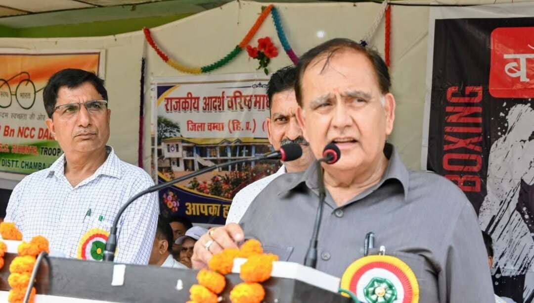 सिंहुता में अंडर-14 छात्रों की खंड स्तरीय खेलकूद प्रतियोगिता शुरू
विधानसभा अध्यक्ष कुलदीप सिंह पठानियां ने किया तीन दिवसीय प्रतियोगिता का शुभारंभ, 28 स्कूलों के करीब 300 खिलाड़ी ले रहे भाग
सुरेंद्र ठाकुर
चंबा, 29 अगस्त 2026।
राजकीय वरिष्ठ माध्यमिक विद्यालय सिंहुता में शनिवार को 14 वर्ष से कम आयु वर्ग के छात्रों की तीन दिवसीय खंड स्तरीय खेलकूद प्रतियोगिता का विधिवत शुभारंभ हुआ। विधानसभा अध्यक्ष कुलदीप सिंह पठानियां ने प्रतियोगिता का शुभारंभ किया। प्रतियोगिता में भटियात शिक्षा खंड के 28 स्कूलों के करीब 300 खिलाड़ी विभिन्न खेलों में अपनी प्रतिभा का प्रदर्शन कर रहे हैं।
प्रतियोगिता 29 से 31 अगस्त तक आयोजित की जा रही है। इस दौरान विद्यार्थी वॉलीबॉल, कबड्डी, खो-खो, बैडमिंटन और कुश्ती सहित विभिन्न खेल स्पर्धाओं में भाग लेंगे।
विद्यार्थियों के सर्वांगीण विकास में खेलों का विशेष महत्व
प्रतियोगिता के शुभारंभ अवसर पर उपस्थित खिलाड़ियों, अध्यापकों और खेल प्रेमियों को संबोधित करते हुए विधानसभा अध्यक्ष कुलदीप सिंह पठानियां ने कहा कि विद्यार्थियों के सर्वांगीण विकास में खेलों की महत्वपूर्ण भूमिका है। उन्होंने विद्यार्थियों से शिक्षा के साथ-साथ खेल गतिविधियों को भी नियमित समय और महत्व देने का आह्वान किया।
उन्होंने कहा कि खेलों के माध्यम से विद्यार्थी मानसिक और शारीरिक रूप से स्वस्थ एवं सक्षम बनते हैं। खेलकूद और शिक्षा एक-दूसरे के पूरक हैं तथा खेल विद्यार्थियों में अनुशासन, मेहनत, आत्मविश्वास और चुनौतियों का सामना करने की क्षमता विकसित करते हैं।
विधानसभा अध्यक्ष ने खिलाड़ियों का आह्वान किया कि वे प्रतियोगिता में खेल भावना के साथ भाग लें। उन्होंने कहा कि खिलाड़ियों को हार-जीत की चिंता किए बिना अपना सर्वश्रेष्ठ प्रदर्शन करने का प्रयास करना चाहिए।
नशे से दूर रहने का किया आह्वान
कुलदीप सिंह पठानियां ने विद्यार्थियों से जीवन में किसी भी प्रकार के नशे से दूर रहने का संकल्प लेने का भी आह्वान किया। उन्होंने कहा कि युवा पीढ़ी को स्वयं नशे से दूर रहने के साथ-साथ अपने आसपास के लोगों को भी इसके दुष्प्रभावों के प्रति जागरूक करना चाहिए।
उन्होंने कहा कि सफलता की सीढ़ी परिश्रम से होकर गुजरती है। प्रतिस्पर्धा के इस दौर में सफलता हासिल करने के लिए निरंतर मेहनत और अपने लक्ष्य के प्रति समर्पण आवश्यक है। यदि युवा अपने जीवन का लक्ष्य निर्धारित कर उसे हासिल करने के लिए लगातार प्रयास करें, तो सफलता निश्चित रूप से प्राप्त की जा सकती है।
रंगारंग सांस्कृतिक कार्यक्रम ने बांधा समां
कार्यक्रम से पूर्व उपनिदेशक प्रारंभिक शिक्षा मनोहर लाल तथा एडीपीईओ महिंद्र ठाकुर ने विधानसभा अध्यक्ष का स्वागत किया और उन्हें सम्मानित किया। स्थानीय विद्यालय के प्रधानाचार्य नरेंद्र शर्मा ने विद्यालय की खेल संबंधी वार्षिक रिपोर्ट प्रस्तुत की।
इस अवसर पर स्थानीय विद्यालय के विद्यार्थियों ने रंगारंग सांस्कृतिक कार्यक्रम भी प्रस्तुत किया, जिसे उपस्थित लोगों ने सराहा।
ये रहे मौजूद
कार्यक्रम में हिमाचल प्रदेश राज्य वन निगम के निदेशक कृष्ण चंद चेला, जिला कांग्रेस कमेटी के उपाध्यक्ष मनोज महाजन, ग्राम पंचायत सिंहुता के प्रधान अनिल कुमार, उपप्रधान मदन, बीडीसी सदस्य शम्मी देवी व मुकेश, एसडीएम भटियात मनीष सोनी, मुख्य अरण्यपाल वन विभाग राकेश कुमार, डीएफओ डलहौजी डॉ. कुलदीप जंबाल, अधिशासी अभियंता लोक निर्माण विभाग नरेंद्र चौधरी, एचपीएसईबीएल के पंकज राठौर, डीएसपी शेर सिंह, स्थानीय विद्यालय के प्रधानाचार्य नरेंद्र शर्मा तथा स्कूल प्रबंधन समिति के अध्यक्ष रिंकु मैहरा सहित अनेक गणमान्य लोग उपस्थित रहे।
#ChambaNews #Sihunta #Bhattiyat #SportsCompetition #Under14 #KuldeepSinghPathania #HimachalPradesh #SchoolSports #Chamba #PangiLiveNews