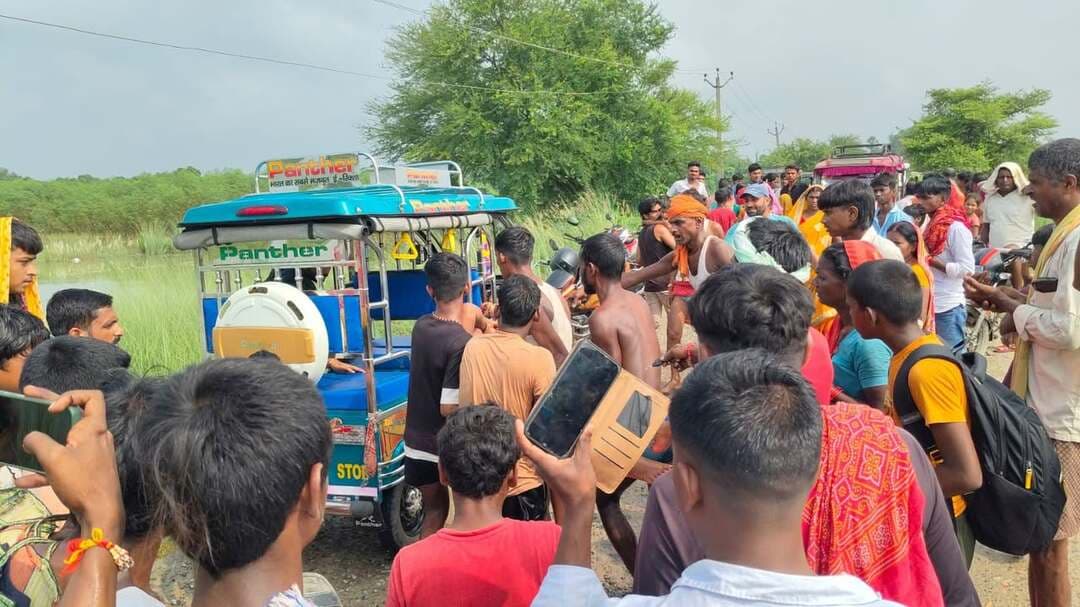 गंगा स्नान के दौरान वीडियो बनाने में दो महिलाएं डूबीं, नाविकों ने बचाई जान
बलिया थाना क्षेत्र के लखमीनियां-मसूदनपुर पथ स्थित चेचियाही ढाब में शनिवार को गंगा स्नान के दौरान मोबाइल से वीडियो बना रही दो महिलाएं गहरे पानी में चली गईं। राहगीरों एवं नाविकों के सहयोग से दोनों को सुरक्षित बाहर निकाल लिया गया। घटना के बाद मौके पर कुछ देर के लिए अफरा-तफरी का माहौल उत्पन्न हो गया।
जानकारी के अनुसार, तीन महिलाएं अपने-अपने परिवार के साथ ई-रिक्शा से चेचियाही ढाब गंगा स्नान करने पहुंची थीं। स्नान के दौरान दो महिलाएं सड़क किनारे खड़े होकर मोबाइल से वीडियो बना रही थीं। इसी दौरान अचानक पैर फिसल जाने से दोनों गंगा की गहरी धारा में चली गईं। महिलाओं को डूबता देख आसपास मौजूद लोगों ने शोर मचाना शुरू कर दिया।
सड़क से गुजर रहे राहगीरों एवं भाजपा नेता कुमार गौरव सिंह ने पानी में कूदकर महिलाओं को बचाने का प्रयास किया। इसी बीच मसूदनपुर की ओर से आ रही नाव को आवाज देकर बुलाया गया। नाविक तत्काल नाव लेकर घटनास्थल पर पहुंचा और दोनों महिलाओं को नाव की मदद से बाहर निकाला गया।
बाहर निकाले जाने के बाद दोनों महिलाएं बेहोश थीं। परिजन आनन-फानन में उन्हें उपचार के लिए चिकित्सक के पास ले गए। डूबने वाली महिलाओं की पहचान भगतपुर पंचायत के परवलटोल निवासी उपेंद्र पासवान एवं जोगेंद्र पासवान की विवाहित पुत्रियों के रूप में बताई गई है। परिजनों ने बताया कि दोनों महिलाएं रक्षाबंधन के अवसर पर मायके राखी बांधने आई थीं और शनिवार की सुबह परिवार के साथ चेचियाही ढाब में गंगा स्नान करने गई थीं।
#हादसा #breakingnews