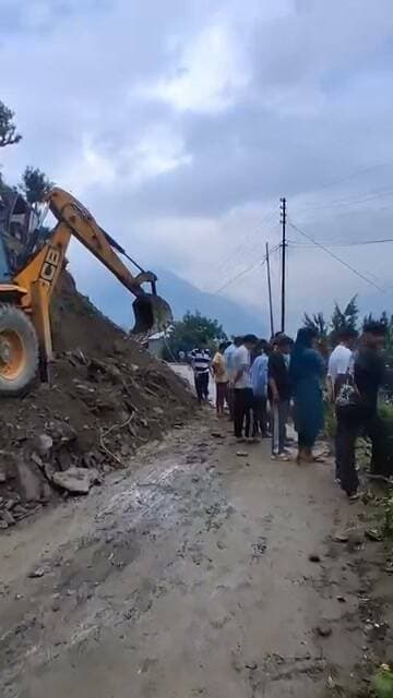 गुप्तकाशी में सड़क चौड़ीकरण के दौरान डंपर हादसा, चालक घायल, स्कूल के शौचालय क्षतिग्रस्त
रुद्रप्रयाग। गुप्तकाशी-लमगौंडी मोटरमार्ग पर शनिवार अपराह्न सड़क चौड़ीकरण कार्य के दौरान मलबा लेकर जा रहा डंपर अचानक अनियंत्रित होकर सड़क से नीचे जा गिरा। हादसे में डंपर चालक घायल हो गया, जबकि कुछ मीटर नीचे स्थित स्कूल के शौचालय क्षतिग्रस्त हो गए।
गनीमत रही कि हादसे के वक्त विद्यालय में छात्र-छात्राएं मौजूद नहीं थे। अगर स्कूल संचालन के दौरान डंपर नीचे गिरता तो बड़ा हादसा हो सकता था।
बताया जा रहा है कि काकड़ा-गुप्तकाशी बाईपास राष्ट्रीय राजमार्ग निर्माण के तहत सड़क कटिंग का कार्य चल रहा है। इसी दौरान मलबा लेकर जा रहा डंपर अनियंत्रित होकर नीचे जा गिरा।
हादसे की सूचना पर पुलिस मौके पर पहुंची और घायल चालक को उपचार के लिए गुप्तकाशी अस्पताल पहुंचाया। चिकित्सकों ने उसका प्राथमिक उपचार किया।
स्थानीय लोगों ने सड़क चौड़ीकरण कार्य के दौरान सुरक्षा व्यवस्था पर सवाल उठाते हुए कार्यदायी संस्था से सुरक्षा के पुख्ता इंतजाम करने की मांग की है। पुलिस के अनुसार दुर्घटना के कारणों की जांच की जा रही है।
#Guptkashi #Rudraprayag #Uttarakhand #RoadAccident #DumperAccident #BreakingNews #UttarakhandNews #Kedarnath