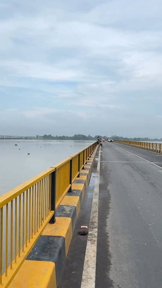 घाघरा घाट का सुहाना मौसम 🌿🌧️
ठंडी-ठंडी हवा और प्रकृति का खूबसूरत नज़ारा, दिल खुश हो गया।
#barabanki #viralpost #newreel