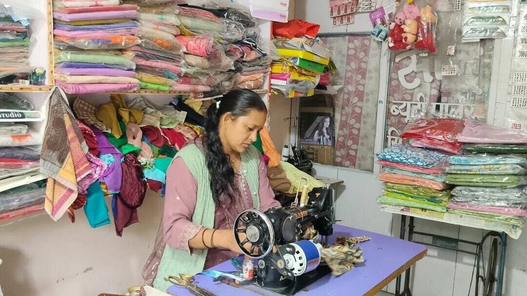 स्वरोजगार से आत्मनिर्भर बन रहीं पहाड़ की महिलाएं, खुद रोजगार से जुड़कर दूसरों को भी दे रहीं काम
