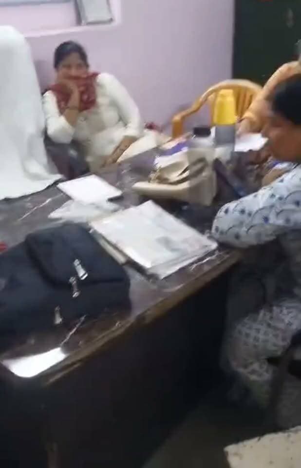 सीएचसी में महिला कर्मचारी का मेहंदी लगवाते वीडियो वायरल
मेरठ। अब्दुल्लापुर स्थित सामुदायिक स्वास्थ्य केंद्र (सीएचसी) में एक मरीज अपनी पत्नी को टीका लगवाने के लिए पहुंचा। इसी दौरान वहां तैनात एक महिला कर्मचारी मेहंदी लगवाने में व्यस्त नजर आई। मरीज ने कर्मचारी का वीडियो बनाकर सोशल मीडिया पर वायरल कर दिया।
वायरल वीडियो सामने आने के बाद स्वास्थ्य केंद्र में मरीजों की सुविधा और कर्मचारियों की कार्यप्रणाली को लेकर सवाल उठने लगे हैं। मरीजों का आरोप है कि अस्पताल में इलाज और जरूरी स्वास्थ्य सेवाओं के दौरान कर्मचारियों का इस तरह निजी कार्यों में व्यस्त रहना लापरवाही को दर्शाता है। मामले में संबंधित अधिकारियों से जांच और आवश्यक कार्रवाई की मांग की जा रही है।