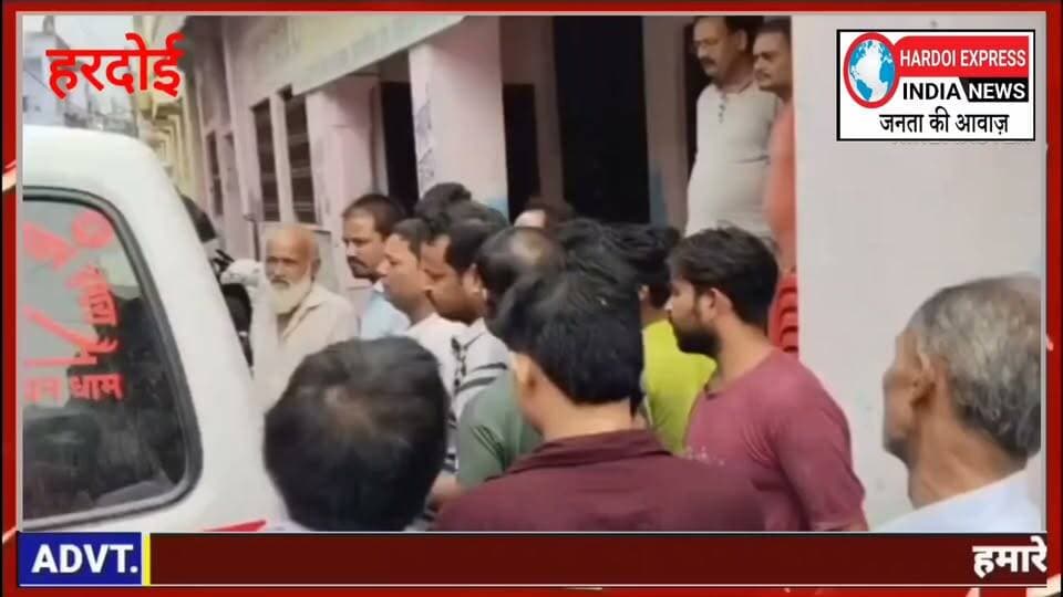 रक्षाबंधन पर डिब्बे में बंद काल लेकर पहुंचे थे बहन-बहनोई
बहन की आंखों के सामने भाई को नाग ने डंसा मौत
हरदोई (पिहानी): रक्षाबंधन के पवित्र त्योहार पर भाई की कलाई पर राखी बांधने आई बहन की आंखों के सामने एक ऐसा खौफनाक हादसा हुआ, जिसने पूरे परिवार की खुशियों को पल भर में मातम में बदल दिया। बहन-बहनोई के साथ घर आए एक जहरीले काले नाग के साथ हंसी-मजाक करना एक युवक की जिंदगी पर भारी पड़ गया। नाग के डंसने के कुछ ही घंटों के भीतर युवक ने दम तोड़ दिया
📦 डिब्बे में बंद काल लेकर पहुंचे थे बहन-बहनोई
घटना पिहानी कस्बे के कटरा बाजार (भारतीय इंटर कॉलेज और सरस्वती शिशु मंदिर के सामने) की है। यहाँ के निवासी विजय रस्तोगी के अविवाहित पुत्र विनोद रस्तोगी की शुक्रवार को सर्पदंश से दर्दनाक मौत हो गई। बताया जा रहा है कि विनोद की बहन अनीता रस्तोगी और उनके पति राजू रस्तोगी (निवासी बबराला, जिला संभल) रक्षाबंधन का त्योहार मनाने पिहानी आए थे।जीजा राजू रस्तोगी घरों से सांप पकड़ने का काम करते हैं। वे अपने साथ एक डिब्बे में बंद करके एक बेहद जहरीला काला नाग भी लेकर आए थे।
हाथ में लपेटकर कर रहा था मजाक, तभी नाग ने डंसा
घर में डिब्बे के अंदर सांप को देखकर विनोद रस्तोगी कौतूहलवश उसके साथ खेलने लगा। उसने सांप को पकड़कर अपने हाथ पर लपेट लिया और बहादुरी दिखाते हुए हंसी-मजाक करने लगा। इसी बीच, अचानक उग्र हुए नाग ने विनोद के हाथ पर गहरा डंक मार दिया। सांप के डंसते ही विनोद की हालत तेजी से बिगड़ने लगी।⏱️
झाड़-फूंक के चक्कर में गंवाया कीमती समय,थमी सांसें
सांप के काटने के बाद आनन-फानन में बहनोई राजू उसे सामुदायिक स्वास्थ्य केंद्र (CHC) पिहानी ले गए। लेकिन, डॉक्टरों द्वारा प्राथमिक उपचार के बीच ही परिजन अंधविश्वास के चलते विनोद को झाड़-फूंक कराने के लिए थमरबा गांव ले गए। इस अंधविश्वास और लापरवाही के कारण कीमती समय बर्बाद हो गया और विनोद की हालत और बदतर हो गई, जिसके बाद उसने दम तोड़ दिया।युवक की मौत की खबर मिलते ही त्योहार की खुशियां मना रहे पूरे मोहल्ले में सन्नाटा पसर गया और मां का रो-रोकर बुरा हाल है। परिजनों के मुताबिक, मृतक की मां इस मामले में कोई कानूनी कार्रवाई या पोस्टमार्टम नहीं कराना चाहती हैं।
अंधविश्वास और रील' के इस दौर में बड़ी चेतावनी
यह दर्दनाक हादसा हर उस व्यक्ति के लिए एक बड़ी चेतावनी है जो जहरीले जीवों को पकड़ने, उनके साथ फोटो-वीडियो (रील्स) बनाने या हाथ में लेकर स्टंट करने को बहादुरी समझते हैं। वन्यजीव विशेषज्ञों और डॉक्टरों का हमेशा से कहना है कि:सांप खिलौना नहीं हैं: वन्यजीवों के साथ खिलवाड़ कभी भी जानलेवा साबित हो सकता है
झाड़-फूंक से बचें: सर्पदंश की स्थिति में समय गंवाए बिना सिर्फ और सिर्फ नजदीकी सरकारी अस्पताल पहुंचें, जहां एंटी-स्नेक वेनम उपलब्ध होता है
पिहानी की इस घटना ने एक बार फिर साबित कर दिया है कि एक पल का मजाक और इलाज में अंधविश्वास का सहारा लेना किसी हंसते-खेलते परिवार को कभी न भूलने वाला जख्म दे सकता है।
