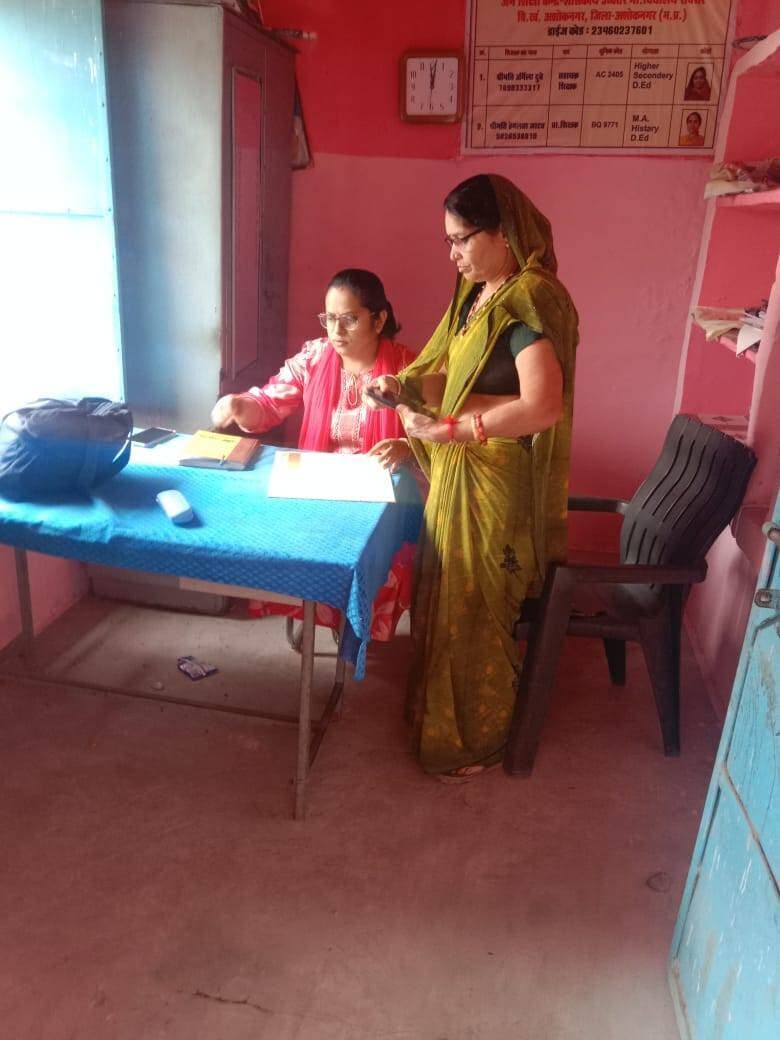 संयुक्त कलेक्टर ने स्कूल एवं आंगनवाडी केन्द्र का किया निरीक्षण
--
मुख्यमंत्री जन विश्वास अभियान के दौरान कलेक्टर श्री साकेत मालवीय द्वारा दिये गए निर्देशों के परिपालन में शनिवार को संयुक्त कलेक्टर श्रीमती सोनम जैन ने बरखेड़ी स्थित शासकीय प्राथमिक विद्यालय एवं आंगनवाड़ी केन्द्र का निरीक्षण किया। निरीक्षण के दौरान आंगनवाड़ी भवन बंद पाया गया। साथ ही विद्यालय में 02 में से एक महिला शिक्षक उपस्थित मिली,कोई भी विद्यार्थी उपस्थित नही मिले।
#ashoknagar