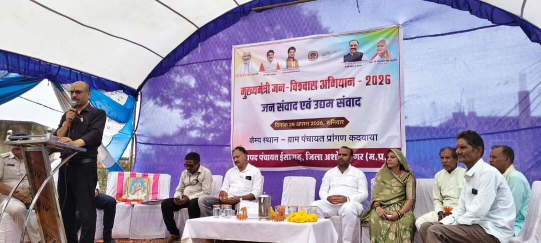 मुख्यमंत्री जन विश्वास शिविर में आवेदनों का त्वरित निराकरण अभियान की सार्थकता : कलेक्टर
मुख्यमंत्री जन विश्वास शिविर कदवाया में आयोजित
--
मुख्यमंत्री जन विश्वास शिविर में आवेदकों से प्राप्त आवेदनों का त्वरित निराकरण करना ही अभियान की सार्थकता सिद्ध करता है। शिविर में आने वाले प्रत्येक आवेदक की समस्या को गंभीरता से लेते हुए संबंधित अधिकारियों द्वारा मौके पर ही निराकरण सुनिश्चित किया गया। यह बात कलेक्टर श्री साकेत मालवीय ने शनिवार को जनपद पंचायत ईसागढ़ की ग्राम पंचायत कदवाया में आयोजित मुख्यमंत्री जन विश्वास शिविर के अवसर पर कही।
कलेक्टर श्री मालवीय ने कहा कि मुख्यमंत्री जन विश्वास अभियान का उद्देश्य आमजन को शासकीय योजनाओं एवं सेवाओं का लाभ सरलता और सुगमता से उपलब्ध कराना है। शिविर में प्राप्त आवेदनों को लंबित रखने के बजाय प्राथमिकता के आधार पर उनका निराकरण किया जाए। जिन प्रकरणों का मौके पर निराकरण संभव नहीं है, उनमें संबंधित विभाग समय-सीमा निर्धारित कर कार्यवाही पूर्ण करें तथा आवेदक को भी इसकी जानकारी दें। कलेक्टर ने अधिकारियों को निर्देश दिए कि शिविर में प्राप्त प्रत्येक आवेदन का संधारण व्यवस्थित रूप से किया जाए और निराकरण की नियमित मॉनिटरिंग सुनिश्चित की जाए। उन्होंने कहा कि जनविश्वास अभियान शासन और आमजन के बीच विश्वास को मजबूत करने का महत्वपूर्ण माध्यम है। अधिकारी संवेदनशीलता के साथ ग्रामीणों की समस्याएं सुनें और पात्र हितग्राहियों को शासन की योजनाओं का लाभ दिलाने के लिए सक्रियता से कार्य करें।
शिविर में मुख्य कार्यपालन अधिकारी जिला पंचायत श्री राजेश जैन ने कहा कि मुख्यमंत्री जन विश्वास शिविर में ग्रामीणों की समस्याओं के निराकरण के साथ साथ स्वरोजगार एवं स्वंय के उद्योग स्थापित करने के लिये उद्योग संवाद का आयोजन किया गया है। कलेक्टर के नेतृत्व में शासन की योजनाओं के माध्यम से बैरोजगार युवकों को रोजगार मुहिया कराने तथा सीमित संसाधनों से उद्यमी बनाये जाने के लिये सभी आवश्यक प्रयास कर उन्हे सहायता दिलाना है।
शिविर अनुविभागीय राजस्व अधिकारी श्री त्रिलोचन गौड ने कहा कि मुख्यमंत्री जन विश्वास अभियान के अंतर्गत विकासखण्ड ईसागढ में जिले का चौथा शिविर यह ग्राम पंचायत कदवाया में आयोजित किया गया है। उन्होंने बताया कि इस शिविर में 1587 विभिन्न शिकायतों का निराकरण कराया गया है।
उद्यमियों ने किया जनसंवाद
--
शिविर उद्यम संवाद के दौरान जनपद पंचायत ईसागढ के सफल उद्यमियों द्वारा जनसंवाद किया गया। साथ ही महाप्रबंधक जिला व्यापार उद्योग श्री सतेन्द्र लोधा द्वारा शासन की विभिन्न योजनाओं के बारे में जानकारी दी गई।
हितलाभ का वितरण
--
मुख्यमंत्री जन विश्वास शिविर में शासन की विभिन्न योजनाओं के अंतर्गत पात्र हितग्राहियों को हितलाभ का वितरण किया गया। इस अवसर पर राजस्व विभाग द्वारा बर्षा यादव,गोलू कुशवाह,कमला बाई,रमाशंकर,जितेन्द्र,रविकुमार एवं सतीश सोनी को नामातरण के प्रमाण पत्र तथा तथा अभिषा गुर्जर,आरिफ खान,सोविया यादव,श्यामबीर,कृतिका ओझा,तनुषा साहू,राधिका सहित अन्य हितग्राहियों को जाति प्रमाण पत्रों का वितरण अतिथियों द्वारा वितरित किये गए। शिक्षा विभाग द्वारा उत्कृष्ट छात्र नयन सिंह कुशवाह एवं अजय लोधी को स्कूटी के स्वीकृति पत्र प्रदान किये गए। बृद्धा पेंशन योजना के तहत बसीर खान,संग्राम लोधी,रजना सेन एवं संजना आदिवासी को स्वीकृति पत्र दिये गए। संबल योजना के तहत शीला बाई को प्रमाण पत्र का वितरण किया गया। दिव्यांग पेंशन के तहत तोफान कुशवाह,वंशिका,यशकुमार,अनुष्का,रचित जाटव एवं दिनेश जाटव दिव्यांग पेंशन के प्रमाण पत्र दिये गए । कृषि विभाग द्वारा रमेश लोधी एवं रामवीर यादव को स्प्रिंकलर पंप के स्वीकृति प्रदान किये गए। पशुपालन विभाग द्वारा मुख्यमंत्री डेयरी योजना के तहत माधवी बैरागी,उवेश खान,मंगल सिंह एव अन्य हितग्रहियों को स्वीकृति पत्र का वितरण किया गया। पीएम स्वीनिधि योजना के तहत पवन कुमार यादव एवं संजय करोसिया एवं अन्य स्वीकृति पत्रों का वितरण कराया गया। लाड़ली लक्ष्मी योजना के तहत जानवी जाटव एव नव्या जोशी एवं अन्य को प्रमाण पत्र का वितरण किया गया।राष्ट्रीय परिवार सहायता के योजना तहत रचना सेन को 20 हजार रूपये की आर्थिक सहायता राशि का स्वीकृति पत्र दिया गया। आयुष्मान योजना के तहत संजीव एवं केशर वाई को कार्ड का वितरण किया गया। राष्ट्रीय ग्रामीण आजीविका मिशन के तहत स्वसहायता समूह को ऋण स्वीकृति पत्र प्रदाय किया गया। सामाजिक न्याय विभाग द्वारा पहलवान जाटव एवं बालकिशन साहू को कान की मशीन रामचन्द्र कुशवाह को छडी,रंजन एवं जशू को ट्राईसाईकिल का वितरण किया गया।
शिविर में आवेदनो का मौके पर किया निराकरण
शिविर में ग्रामीणों द्वारा विभिन्न शासकीय योजनाओं से संबंधित आवेदन एवं समस्याएं प्रस्तुत की गईं। संबंधित विभागों के अधिकारियों द्वारा आवेदनों की जांच कर आवश्यक कार्रवाई की गई। शिविर में 531 आवेदन प्राप्त हुए प्राप्त आवेदनों में से मौके पर 364 आवेदनों का निराकरण किया गया शेष 167 आवेदनों पर समय सीमा निर्धारित कर संबंधित विभागों को दिये गए।
शिविर में जनपद सदस्य श्रीमती स्नेह लता शर्मा,जनप्रतिनिधि श्री रंजीत सिंह यादव,श्री शिवेन्द्र सिंह यादव सहित जिला अधिकारी एवं बडी संख्या में ग्रामीणजन उपस्थित थे।
#JanVishwasAbhiyan2026
#ashoknagar
