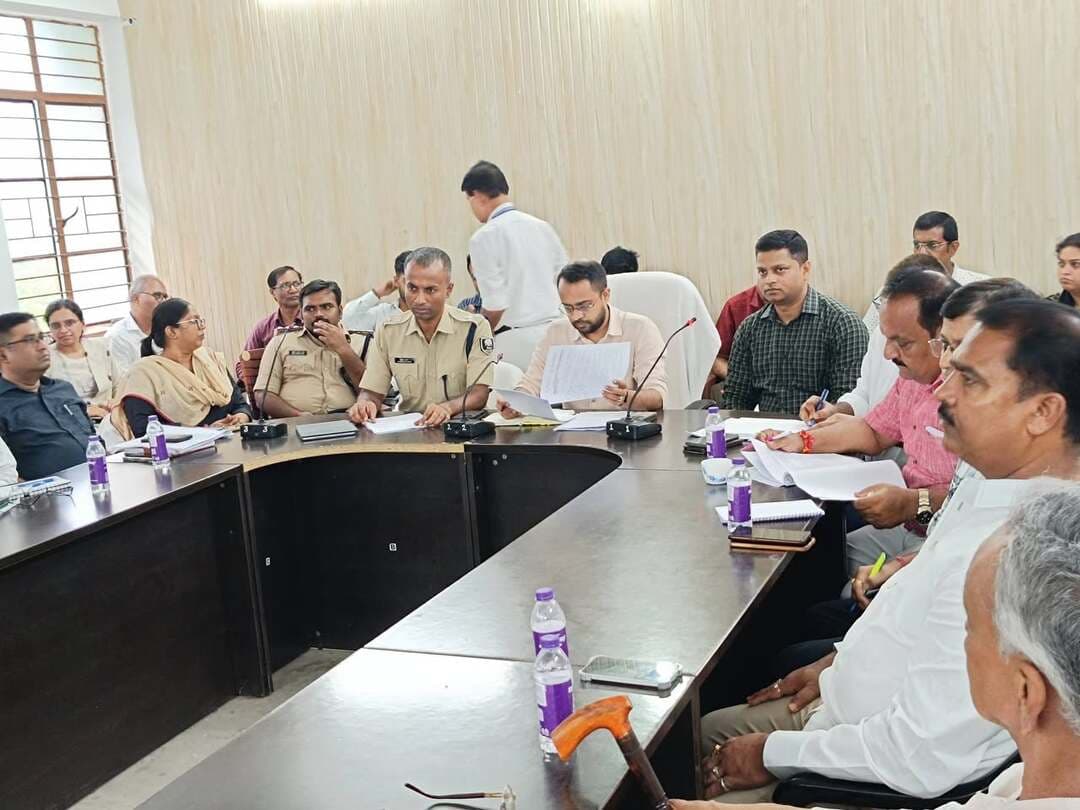 हरिहर क्षेत्र सोनपुर मेला की तैयारियों को लेकर जिला पदाधिकारी ने मेला समिति के साथ की बैठक
सड़क, वैकल्पिक मार्ग, पार्किंग, प्रकाश, स्वच्छता, पेयजल सहित सभी व्यवस्थाओं को समयबद्ध रूप से पूरा करने के निर्देश
छपरा, 29 अगस्त 2026।
आगामी 23 नवंबर 2026 को कार्तिक पूर्णिमा के अवसर पर आयोजित होने वाले प्रसिद्ध हरिहर क्षेत्र सोनपुर मेला की तैयारियों को लेकर जिला पदाधिकारी, सारण श्री वैभव श्रीवास्तव की अध्यक्षता में मेला समिति के सदस्यों के साथ बैठक आयोजित की गई। बैठक में मेला समिति के सदस्यों ने मेला आयोजन को और बेहतर, सुव्यवस्थित एवं आकर्षक बनाने के संबंध में विभिन्न सुझाव एवं विचार रखे।
बैठक में मेला क्षेत्र की सड़कों के निर्माण एवं रखरखाव, वैकल्पिक मार्गों के निर्माण एवं रखरखाव, पार्किंग क्षेत्र, लाइटिंग, विद्युत पोल एवं तारों की व्यवस्था, शौचालय, पेयजल, चेंजिंग रूम एवं साफ-सफाई सहित विभिन्न आवश्यक व्यवस्थाओं पर विस्तार से चर्चा हुई। मेला समिति द्वारा श्रद्धालुओं एवं आगंतुकों की सुविधा के लिए दो अतिरिक्त वैकल्पिक मार्गों के विकास का भी सुझाव दिया गया।
जिला पदाधिकारी ने सभी सुझावों को गंभीरता से सुना तथा संबंधित पदाधिकारियों को आवश्यकतानुसार समुचित कार्रवाई सुनिश्चित करने का निर्देश दिया। सड़क निर्माण एवं रखरखाव के लिए आरसीडी, आरडब्ल्यूडी तथा नगर पंचायत को आपसी समन्वय के साथ कार्य करने को कहा गया। वहीं लाइटिंग, विद्युत पोल एवं तारों की समुचित व्यवस्था के लिए संबंधित विद्युत पदाधिकारी को आवश्यक कार्रवाई का निर्देश दिया गया।
जिला पदाधिकारी ने मेला क्षेत्र में साफ-सफाई की व्यवस्था को सर्वोच्च प्राथमिकता देते हुए संबंधित पदाधिकारी को नियमित एवं प्रभावी साफ-सफाई सुनिश्चित करने का स्पष्ट निर्देश दिया। मेला अवधि के दौरान स्वच्छता व्यवस्था की लगातार निगरानी करते हुए आवश्यकतानुसार अतिरिक्त संसाधनों की व्यवस्था करने को कहा गया।
बैठक में हरिहर क्षेत्र सोनपुर मेला की विशिष्ट पहचान के अनुरूप पशु मेला एवं पशु प्रदर्शनी को बेहतर एवं आकर्षक बनाने पर भी चर्चा हुई। साथ ही, मेले को बाबा हरिहरनाथ मंदिर से जोड़ते हुए मंदिर की भव्य आरती एवं अन्य धार्मिक आयोजनों को आकर्षक स्वरूप देने के संबंध में प्राप्त सुझावों पर भी आवश्यक कार्रवाई के निर्देश दिए गए।
मेला समिति के सदस्यों द्वारा कलर कोडिंग के माध्यम से दुकानों, स्टॉल एवं अन्य क्षेत्रों को व्यवस्थित एवं आसानी से पहचान योग्य बनाने का सुझाव दिया गया। जिला पदाधिकारी ने इस सुझाव का स्वागत करते हुए इस पर विचार कर आवश्यक कार्ययोजना तैयार करने का निर्देश दिया।
जिला पदाधिकारी ने निर्देश दिया कि मेला क्षेत्र में लगने वाली दुकानों, स्टॉल एवं पंडालों की व्यवस्था इस प्रकार की जाए कि कार्तिक पूर्णिमा के मुख्य आयोजन से एक-दो दिन पूर्व ही सभी दुकान, स्टॉल एवं पंडाल पूरी तरह व्यवस्थित एवं तैयार हो जाएं। इसके लिए टेंडर एवं अन्य आवश्यक प्रक्रियाएं पूर्व में ही पूर्ण करने तथा संबंधित कार्यों की समयबद्ध तैयारी सुनिश्चित करने को कहा गया।
इस संबंध में नजारत शाखा को आवश्यक कार्रवाई करते हुए संबंधित कार्यों की प्रक्रिया पूर्व में ही पूर्ण कराने तथा आवश्यक बैठक आयोजित करने का निर्देश दिया गया, ताकि मेला शुरू होने के समय किसी प्रकार की अव्यवस्था न हो।
मेला क्षेत्र में दिन के समय अपेक्षाकृत कम भीड़ रहने की अवधि को ध्यान में रखते हुए दुकानों एवं स्टॉलों के आसपास आकर्षक कार्यक्रम आयोजित करने की कार्ययोजना तैयार करने का भी निर्देश दिया गया। मेला समिति द्वारा दिए गए सुझावों के अनुरूप इस संबंध में जिला जनसंपर्क पदाधिकारी को डीडीसी के साथ समन्वय स्थापित कर विस्तृत प्लान तैयार करने को कहा गया।
मेला क्षेत्र में रहने वाले स्थानीय लोगों की सुविधा का भी विशेष ध्यान रखने का निर्देश दिया गया। जिला पदाधिकारी ने कहा कि मेला आयोजन के दौरान स्थानीय निवासियों के आवागमन में किसी प्रकार की कठिनाई न हो तथा उनकी सामान्य दिनचर्या अनावश्यक रूप से प्रभावित न हो, इसके लिए समुचित व्यवस्था सुनिश्चित की जाए। इस संबंध में मेला क्षेत्र में रहने वाले स्थानीय लोगों को चिह्नित करते हुए उनकी सुविधा एवं आवागमन को ध्यान में रखकर आवश्यक लाइसेंस निर्गत करने के लिए संबंधित पदाधिकारी को निर्देशित किया गया।
मेला के व्यापक प्रचार-प्रसार पर भी विशेष जोर दिया गया। जिला पदाधिकारी ने निर्देश दिया कि मेला के प्रमुख आयोजनों तथा विशेष रूप से महत्वपूर्ण तिथियों पर आने वाले प्रसिद्ध कलाकारों एवं सांस्कृतिक कार्यक्रमों का व्यापक प्रचार-प्रसार कराया जाए, ताकि अधिक से अधिक लोग इन आयोजनों की जानकारी प्राप्त कर सकें। इस दिशा में जिला जनसंपर्क पदाधिकारी को आवश्यक कार्ययोजना तैयार कर प्रभावी प्रचार-प्रसार सुनिश्चित करने का निर्देश दिया गया।
बैठक में जिला प्रशासन एवं सोनपुर अनुमंडल प्रशासन के सभी संबंधित पदाधिकारी, माननीय विधायक, सोनपुर तथा मेला समिति के सभी सदस्य उपस्थित रहे।
जिला पदाधिकारी ने कहा कि हरिहर क्षेत्र सोनपुर मेला सारण की ऐतिहासिक, धार्मिक, सांस्कृतिक एवं पशु व्यापार की समृद्ध परंपरा का महत्वपूर्ण प्रतीक है। इसलिए मेला के सफल आयोजन के लिए सभी संबंधित विभाग आपसी समन्वय के साथ कार्य करें तथा श्रद्धालुओं, पर्यटकों, व्यापारियों, स्थानीय निवासियों एवं आम लोगों के लिए बेहतर सुविधाएं सुनिश्चित करते हुए सभी तैयारियां समयबद्ध रूप से पूर्ण करें।