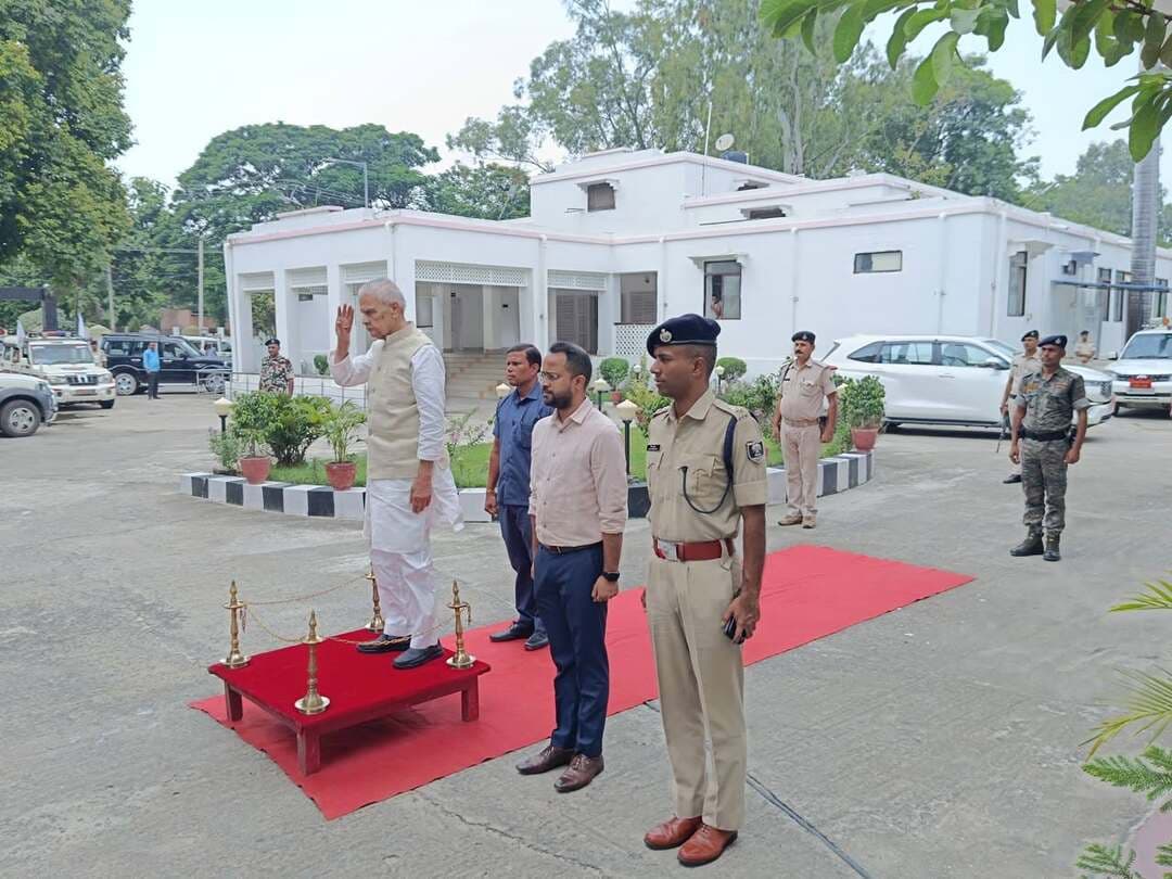 उपमुख्यमंत्री-सह-प्रभारी मंत्री, सारण श्री विजेंद्र प्रसाद यादव ने बाढ़ की संभावित स्थिति को लेकर सारण का किया दौरा, जिला प्रशासन के साथ की समीक्षा बैठक
छपरा, 29 अगस्त 2026।
नेपाल के कैचमेंट एरिया से छोड़े गए पानी के कारण गंडक नदी के जलस्तर में संभावित वृद्धि एवं बाढ़ की स्थिति के मद्देनजर उपमुख्यमंत्री-सह-प्रभारी मंत्री, सारण श्री विजेंद्र प्रसाद यादव ने आज सारण जिले का दौरा किया तथा जिला प्रशासन के साथ बाढ़ की तैयारियों एवं संभावित स्थिति से निपटने के लिए की गई व्यवस्थाओं की विस्तृत समीक्षा की।इसके पूर्व सर्किट हाउस में उनके पहुँचने पर जिला पदाधिकारी ने उनका पुष्प गुच्छ देकर स्वागत किया, फिर उन्हें गार्ड ऑफ ऑनर प्रदान किया गया।इसके बाद उन्होंने जिला पदाधिकारी तथा वरीय पुलिस अधीक्षक के साथ समीक्षा बैठक की।
समीक्षा बैठक में जिला पदाधिकारी, सारण श्री वैभव श्रीवास्तव द्वारा उपमुख्यमंत्री-सह-प्रभारी मंत्री को जिले में बाढ़ से निपटने के लिए की गई तैयारियों एवं वर्तमान स्थिति से अवगत कराया गया। उन्हें बताया गया कि नदी के तटबंधों पर 24 घंटे सतत निगरानी की जा रही है। जिला एवं प्रखंड स्तरीय पदाधिकारियों द्वारा सभी संवेदनशील स्थलों का नियमित निरीक्षण किया जा रहा है।
आपात स्थिति से निपटने के लिए राज्य आपदा मोचन बल (SDRF) की टीमों को संवेदनशील क्षेत्रों में तैनात किया गया है। मकेर, पानापुर, दरियापुर, अमनौर, परसा, सोनपुर सहित संबंधित अंचलों के नदी किनारे बसे क्षेत्रों में लाउडस्पीकर के माध्यम से लगातार लोगों को सतर्क करते हुए आवश्यकता पड़ने पर सुरक्षित स्थानों पर जाने की अपील/चेतावनी दी जा रही है।
जिला प्रशासन द्वारा स्थानीय निवासियों से अपील की गई है कि वे किसी भी प्रकार की अफवाह पर ध्यान न दें और घबराहट में कोई कदम न उठाएं। प्रशासन द्वारा स्थिति पर लगातार निगरानी रखी जा रही है तथा आवश्यकता के अनुसार तत्काल आवश्यक कार्रवाई की जाएगी।
बाढ़ संभावित क्षेत्रों में गृह रक्षकों एवं तटबंध सुरक्षा दल की प्रतिनियुक्ति की गई है। बाढ़ नियंत्रण विभाग के अभियंताओं द्वारा तटबंधों की सुरक्षा के दृष्टिकोण से दिन के साथ-साथ रात्रि में भी नियमित गश्ती एवं निरीक्षण किया जा रहा है।
सभी संवेदनशील स्थलों पर बाढ़ संघर्षात्मक सामग्री एवं आवश्यक उपकरण पर्याप्त संख्या में उपलब्ध रखे गए हैं। आपदा की स्थिति में त्वरित प्रतिक्रिया एवं राहत कार्य सुनिश्चित करने के लिए आपदा संबंधी संसाधनों एवं व्यवस्थाओं को अधिकतम स्तर पर तैयार रखा गया है।
बैठक में बताया गया कि बाढ़ से प्रभावित होने की संभावना वाले सभी अंचलों के साथ लगातार संपर्क स्थापित किया जा रहा है। संबंधित पदाधिकारियों द्वारा प्रतिदिन दो बार स्थानीय जनप्रतिनिधियों एवं संबंधित अधिकारियों से संपर्क कर स्थिति की जानकारी प्राप्त की जा रही है तथा अद्यतन प्रतिवेदन लिया जा रहा है।
वर्तमान में सारण जिले में गंडक नदी का प्रभाव सामान्य स्थिति में है तथा कहीं भी कटाव की स्थिति नहीं है। जिला प्रशासन द्वारा नदी के जलस्तर एवं तटबंधों की स्थिति पर लगातार निगरानी रखी जा रही है।
उपमुख्यमंत्री-सह-प्रभारी मंत्री, सारण श्री विजेंद्र प्रसाद यादव ने जिला प्रशासन द्वारा की गई तैयारियों की समीक्षा करते हुए सतर्कता एवं तत्परता बनाए रखने का निर्देश दिया। उन्होंने कहा कि संभावित आपदा की स्थिति में आम लोगों की सुरक्षा सर्वोच्च प्राथमिकता है तथा प्रशासन को हर परिस्थिति से निपटने के लिए पूरी तरह तैयार रहना चाहिए।
जिला प्रशासन ने आम लोगों से अपील की है कि वे प्रशासन द्वारा जारी आधिकारिक सूचनाओं पर ही विश्वास करें तथा किसी भी प्रकार की अफवाह अथवा अपुष्ट सूचना पर ध्यान न दें।