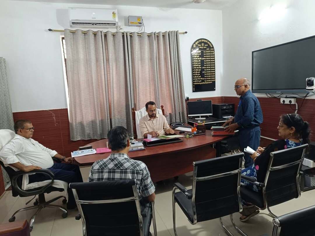 *जिला पदाधिकारी ने डीसीएलआर कार्यालय, सोनपुर का किया निरीक्षण, कार्यों की समीक्षा कर दिए आवश्यक निर्देश*
================
छपरा, 29 अगस्त 2026
================
जिला पदाधिकारी, सारण श्री वैभव श्रीवास्तव ने आज डीसीएलआर, सोनपुर के कार्यालय का निरीक्षण किया। निरीक्षण के क्रम में उन्होंने कार्यालय की स्थापना शाखा, विभिन्न दस्तावेजों एवं अभिलेखों के संधारण तथा संबंधित कार्यों की विस्तृत समीक्षा की।
जिला पदाधिकारी ने कार्यालय में म्यूटेशन अपील से संबंधित अभिलेखों, व्यवहार न्यायालय से संबंधित मामलों, विभिन्न मामलों में अभिलेखों की उपलब्धता एवं संधारण तथा दाखिल-खारिज (म्यूटेशन) से संबंधित मामलों की स्थिति की समीक्षा की। उन्होंने लंबित मामलों के निष्पादन की प्रगति की भी जानकारी ली तथा अभिलेखों को अद्यतन एवं व्यवस्थित रखने का निर्देश दिया।
निरीक्षण के दौरान जिला पदाधिकारी ने कार्यालय के कार्यों के निष्पादन में पारदर्शिता, समयबद्धता एवं अभिलेखों के समुचित रख-रखाव पर विशेष जोर दिया। उन्होंने संबंधित अधिकारियों एवं कर्मियों को लंबित मामलों का नियमानुसार एवं शीघ्र निष्पादन सुनिश्चित करने तथा आम लोगों से संबंधित कार्यों में अनावश्यक विलंब नहीं होने देने का निर्देश दिया।
जिला पदाधिकारी ने कहा कि राजस्व एवं भूमि संबंधी मामलों में आम लोगों को समय पर सेवा उपलब्ध कराना प्रशासन की प्राथमिकता है। उन्होंने कार्यालय में प्राप्त आवेदनों एवं मामलों की नियमित समीक्षा करते हुए निर्धारित समय-सीमा के भीतर उनका निष्पादन सुनिश्चित करने को कहा।
निरीक्षण के दौरान अपर समाहर्ता, सारण श्री मुकेश कुमार,अनुमंडल पदाधिकारी सोनपुर श्रीमती स्निग्धा नेहा तथा भूमि सुधार उपसमाहर्ता, सोनपुर श्री राधे श्याम कुमार मिश्रा एवं संबंधित सभी कर्मी भी उपस्थित रहे।