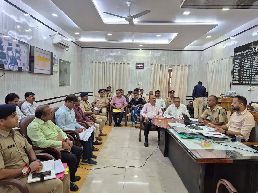 मद्यनिषेध विभाग की समीक्षा बैठक में जिला समाहर्ता ने शराब की उपलब्धता, विनष्टीकरण एवं नीलामी की कार्रवाई की समीक्षा की
================
छपरा, 29 अगस्त 2026
================
जिला समाहर्ता, सारण श्री वैभव श्रीवास्तव की अध्यक्षता में मद्यनिषेध विभाग से संबंधित कार्यों की समीक्षा बैठक आयोजित की गई। बैठक में विभागीय कार्रवाई, शराब की जब्ती, विनष्टीकरण, नीलामी तथा राजस्व से संबंधित विभिन्न बिंदुओं की विस्तृत समीक्षा की गई।
बैठक की शुरुआत जिले में देसी एवं विदेशी शराब/स्पिरिट की उपलब्धता एवं जब्ती से संबंधित स्थिति की समीक्षा से की गई। जिला समाहर्ता ने वर्तमान वर्ष की प्रगति की पिछले वर्ष की इसी अवधि से तुलना करते हुए आवश्यक जानकारी प्राप्त की तथा संबंधित पदाधिकारियों को शराब के अवैध कारोबार एवं आपूर्ति पर प्रभावी नियंत्रण बनाए रखने का निर्देश दिया।
इसके पश्चात जब्त शराब/स्पिरिट के विनष्टीकरण से संबंधित आदेशों एवं उनकी अनुपालन स्थिति की समीक्षा की गई। जिला समाहर्ता ने कहा कि विनष्टीकरण की प्रक्रिया में अनावश्यक विलंब नहीं होना चाहिए।
बैठक में जब्त एवं राजसात वाहनों की नीलामी की भी समीक्षा की गई। जिला समाहर्ता ने निर्देश दिया कि नीलामी के लिए विशेष अभियान चलाकर लंबित वाहनों के मामलों में नियमानुसार कार्रवाई की जाए तथा नीलामी प्रक्रिया को निर्धारित समय-सीमा में पूरा किया जाए।
जिला समाहर्ता ने स्पष्ट किया कि मद्यनिषेध से संबंधित प्रत्येक मामले में जब्ती से लेकर विनष्टीकरण, राजसातीकरण, मूल्यांकन एवं नीलामी तक की पूरी प्रक्रिया को समयबद्ध तरीके से पूरा करना आवश्यक है। सभी संबंधित पदाधिकारी लंबित मामलों की नियमित समीक्षा करते हुए उन्हें तार्किक निष्कर्ष तक पहुंचाना सुनिश्चित करें