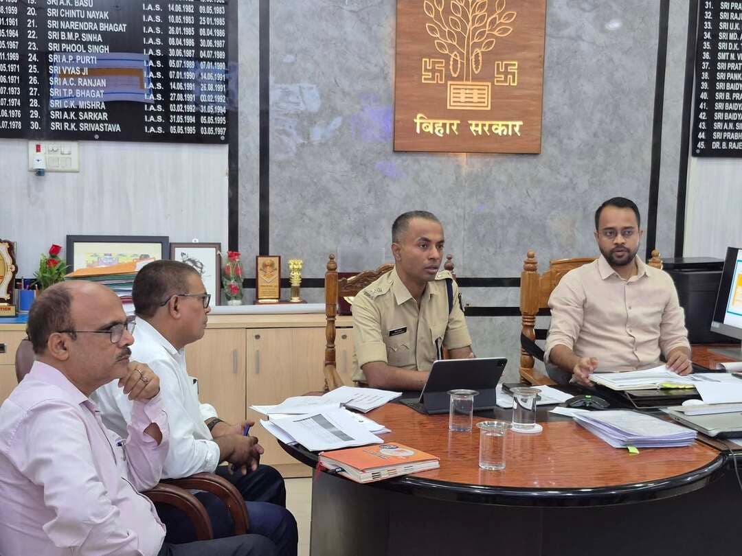 विधि-व्यवस्था की समीक्षा बैठक में जिला पदाधिकारी ने भूमि विवादों के त्वरित निष्पादन एवं निवारक कार्रवाई सुनिश्चित करने का दिया निर्देश
================
छपरा, 29 अगस्त 2026
================
जिला पदाधिकारी, सारण श्री वैभव श्रीवास्तव एवं वरीय पुलिस अधीक्षक श्री रोशन कुमार की अध्यक्षता में आज विधि-व्यवस्था से संबंधित समीक्षा बैठक आयोजित की गई। बैठक में मुख्यालय स्थित सभी जिला स्तरीय पदाधिकारी प्रत्यक्ष रूप से उपस्थित रहे, जबकि सभी अनुमंडल एवं प्रखंड स्तरीय पदाधिकारी हाइब्रिड मोड के माध्यम से वीडियो कॉन्फ्रेंसिंग से जुड़े।
बैठक में मुख्य रूप से भूमि विवाद से जुड़े मामलों की विस्तृत समीक्षा की गई। ऐसे मामलों को विशेष रूप से चिन्हित किया गया, जिनमें पूर्व में मारपीट की घटना हो चुकी है, मारपीट की संभावना है अथवा जो सामुदायिक रूप से संवेदनशील हैं। जातीय/समूह आधारित तनाव की संभावना वाले मामलों तथा कब्रिस्तान से संबंधित विवादों की भी समीक्षा की गई। जिला पदाधिकारी ने ऐसे मामलों में प्राथमिकता के आधार पर कार्रवाई करते हुए विवादों के समाधान का निर्देश दिया।
जिला पदाधिकारी ने संबंधित अनुमंडल पदाधिकारियों एवं पुलिस पदाधिकारियों को निर्देश दिया कि संवेदनशील भूमि विवादों में दोनों पक्षों एवं संबंधित समुदायों के लोगों से संवाद स्थापित कर स्थिति का समाधान सुनिश्चित करें। साथ ही, विधि के संगत प्रावधानों के तहत सुनवाई करते हुए नियमानुसार निर्णय लेने का निर्देश दिया गया, ताकि विवाद आगे चलकर विधि-व्यवस्था की समस्या का रूप न ले।
उन्होंने सभी अनुमंडलों में थाना-वार भूमि विवादों का दस्तावेजीकरण एवं सूचीबद्ध करने का निर्देश दिया। संवेदनशील एवं विवाद की संभावना वाले मामलों की नियमित समीक्षा करते हुए समय रहते निवारक (Preventive) कार्रवाई सुनिश्चित करने को कहा गया।
जिला पदाधिकारी ने कहा कि उनके जनता दरबार में प्राप्त होने वाले मामलों में लगभग 60 प्रतिशत मामले भूमि विवाद से संबंधित होते हैं। उन्होंने भूमि विवादों को गंभीरता से लेते हुए कहा कि ऐसे मामलों का समयबद्ध एवं प्रभावी समाधान आवश्यक है, ताकि छोटे विवाद आगे चलकर बड़ी विधि-व्यवस्था की समस्या में परिवर्तित न हों।
बैठक में फर्जी रजिस्ट्री से संबंधित मामलों पर भी विशेष रूप से चर्चा की गई। जिला पदाधिकारी ने सभी थानाध्यक्षों को निर्देश दिया कि फर्जी रजिस्ट्री से संबंधित शिकायतों को गंभीरता से लिया जाए। यदि जांच/सत्यापन में फर्जी रजिस्ट्री का मामला सही पाया जाता है, तो संबंधित प्रावधानों के तहत सुसंगत कार्रवाई सुनिश्चित की जाए।
वरीय पुलिस अधीक्षक, सारण श्री रोशन कुमार ने भी फर्जी रजिस्ट्री से जुड़े मामलों में लगातार एवं प्रभावी कार्रवाई करने का निर्देश सभी संबंधित पुलिस पदाधिकारियों को दिया।
बैठक में धारा 126 के अंतर्गत चल रहे मामलों की भी समीक्षा की गई। जिला पदाधिकारी ने अनुमंडल पदाधिकारियों एवं संबंधित पुलिस पदाधिकारियों को निर्देश दिया कि धारा 126 के मामलों में कार्रवाई केवल औपचारिकता तक सीमित न रहे, बल्कि प्रत्येक मामला टार्गेटेड एवं परिणामोन्मुख तरीके से आगे बढ़ाया जाए।
उन्होंने निर्देश दिया कि जिन व्यक्तियों को नोटिस निर्गत किया गया है, उन्हें नियमानुसार बुलाकर सुनवाई की जाए तथा आवश्यकतानुसार उनकी चल एवं अचल संपत्ति से संबंधित जानकारी प्राप्त कर अभिलेख में संधारित की जाए। उपयुक्त एवं गंभीर मामलों को नियमानुसार सक्षम स्तर पर रखा जाए तथा जिन मामलों में गिरफ्तारी आवश्यक हो, उनमें विधि-सम्मत कार्रवाई करते हुए गिरफ्तारी सुनिश्चित की जाए।
जिला पदाधिकारी ने सभी अनुमंडल एवं प्रखंड स्तरीय पदाधिकारियों तथा पुलिस पदाधिकारियों को आपसी समन्वय से कार्य करते हुए भूमि विवादों एवं अन्य संवेदनशील मामलों में समय रहते निवारक कार्रवाई करने का निर्देश दिया। उन्होंने कहा कि किसी भी विवाद को कानून-व्यवस्था की गंभीर स्थिति बनने से पहले चिन्हित कर आवश्यक कार्रवाई करना प्रशासन एवं पुलिस की प्राथमिक जिम्मेदारी है।
बैठक में लंबित मामलों की नियमित समीक्षा करने तथा प्रत्येक मामले को तार्किक निष्कर्ष (Logical End) तक पहुंचाने पर विशेष बल दिया गया।