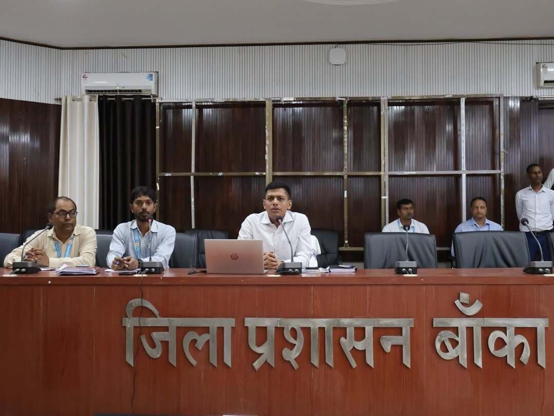 *लोक सेवा प्रदायगी में समयबद्धता एवं गुणवत्ता सुनिश्चित करने को लेकर जिला पदाधिकारी ने की समीक्षा बैठक*
आम नागरिकों को बिहार लोक सेवाओं का अधिकार अधिनियम के तहत निर्धारित समय-सीमा में गुणवत्तापूर्ण एवं पारदर्शी सेवाएं उपलब्ध कराने के उद्देश्य से आज *जिला पदाधिकारी, बाँका श्री अंशुल अग्रवाल* द्वारा एक महत्वपूर्ण समीक्षा बैठक आयोजित की गई। बैठक में अधिनियम से संबंधित *सभी नामनिर्दिष्ट लोक सेवकों, अंचल अधिकारियों, आईटी सहायकों एवं कार्यपालक सहायकों* ने भाग लिया।
बैठक के दौरान जिला पदाधिकारी ने सामान्य प्रशासन विभाग के अंतर्गत प्राप्त विभिन्न प्रकार के आवेदनों की अद्यतन स्थिति की विस्तार से समीक्षा की। विशेष रूप से *जाति, आय एवं आवासीय प्रमाण-पत्र, विभिन्न सामाजिक सुरक्षा पेंशनों से संबंधित आवेदन, तत्काल श्रेणी के आवेदन, जन्म एवं मृत्यु प्रमाण-पत्र तथा लेबर एक्सिडेंटल स्कीम* के अंतर्गत प्राप्त आवेदनों के निष्पादन की प्रगति का गहन मूल्यांकन किया गया।
समीक्षा के क्रम में बताया गया कि विगत दो माह के दौरान जिले में लगभग *डेढ़ लाख आवेदन प्राप्त हुए हैं, जिनमें से लगभग 88 प्रतिशत आवेदनों का सफलतापूर्वक निष्पादन* कर दिया गया है। वर्तमान में जिले में केवल 18,731 आवेदन लंबित पाए गए हैं। जिला पदाधिकारी ने लंबित आवेदनों के शीघ्र एवं गुणवत्तापूर्ण निष्पादन के लिए सभी संबंधित पदाधिकारियों एवं कर्मियों को आवश्यक निर्देश दिए।
जिला पदाधिकारी ने सभी अंचल अधिकारियों को निर्देशित किया कि वे अपने-अपने क्षेत्र के राजस्व कर्मचारियों द्वारा जांच प्रतिवेदन समय पर उपलब्ध कराना सुनिश्चित करें, ताकि आवेदनों के निष्पादन में अनावश्यक विलंब न हो और आम नागरिकों को निर्धारित समय-सीमा के भीतर सेवाओं का लाभ प्राप्त हो सके। उन्होंने स्पष्ट कहा कि लोक सेवाओं की समयबद्ध प्रदायगी प्रशासन की सर्वोच्च प्राथमिकता है तथा इसमें किसी भी प्रकार की शिथिलता स्वीकार्य नहीं होगी।
बैठक में उपस्थित सभी कार्यपालक सहायकों, आईटी सहायकों एवं नामनिर्दिष्ट लोक सेवकों को निर्देश दिया गया कि अधिक से अधिक आवेदन लोक सेवा केंद्रों के काउंटर के माध्यम से प्राप्त किए जाएं, ताकि आम नागरिकों को सरकारी सेवाओं का लाभ सहजता से उपलब्ध हो सके। उन्होंने कहा कि नागरिकों को आवेदन जमा करने के लिए अनावश्यक रूप से साइबर कैफे या अन्य निजी संस्थानों पर निर्भर न रहना पड़े, इसके लिए लोक सेवा केंद्रों को और अधिक सक्रिय एवं जनोन्मुखी बनाया जाए।
जिला पदाधिकारी ने कहा कि बिहार लोक सेवाओं का अधिकार अधिनियम सुशासन की एक महत्वपूर्ण कड़ी है, जिसका उद्देश्य नागरिकों को उनकी आवश्यक सेवाएं निर्धारित समय-सीमा में उपलब्ध कराना है। इस दिशा में सभी संबंधित पदाधिकारी एवं कर्मी अपनी जिम्मेदारियों का निर्वहन पूर्ण निष्ठा, पारदर्शिता एवं संवेदनशीलता के साथ करें।
बैठक में नोडल पदाधिकारी सह जिला लोक शिकायत निवारण पदाधिकारी श्री कुमार मिथिलेश प्रसाद सिंह एवं जिला आईटी प्रबंधक श्री प्रमोद कुमार चौधरी सहित अन्य संबंधित पदाधिकारी उपस्थित थे। बैठक के अंत में जिला पदाधिकारी ने सभी अधिकारियों को जनहित को सर्वोच्च प्राथमिकता देते हुए लंबित मामलों के त्वरित निष्पादन तथा लोक सेवाओं की गुणवत्ता में निरंतर सुधार सुनिश्चित करने का निर्देश दिया।