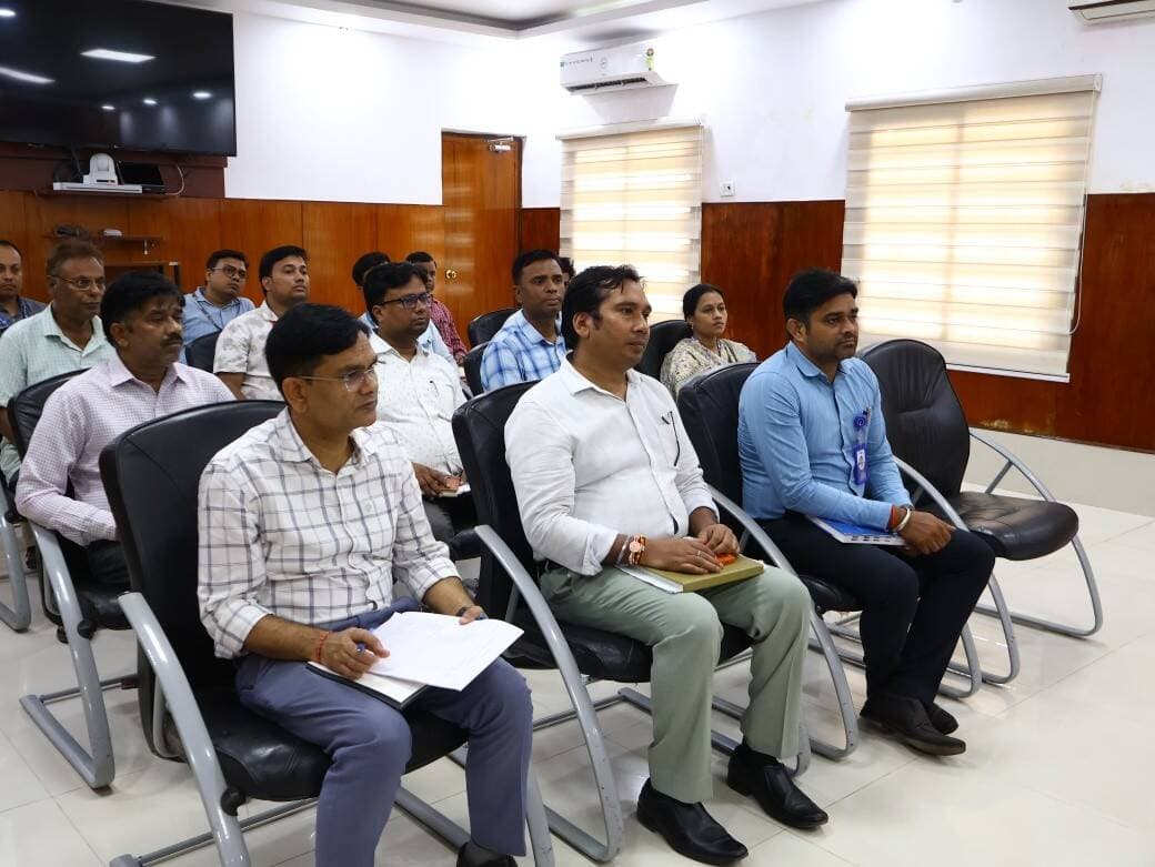 जिला पदाधिकारी, बांका की अध्यक्षता में नीलाम पत्र वादों (Certificate Cases) की समीक्षा बैठक आयोजित की गई। बैठक में सभी बैंकों के जिला समन्वयक, शाखा प्रबंधक, अग्रणी प्रबंधक एवं प्रभारी पदाधिकारी, नीलाम पत्र शाखा ने भाग लिया।
बैठक के दौरान यह मुख्य मुद्दा सामने आया कि कई मामलों का निष्पादन बैंक स्तर पर तो कर दिया गया है, परंतु बैंकों द्वारा तलवाना (Process Fee) एवं न्यायालय शुल्क (Court Fee) जमा नहीं किए जाने के कारण नीलाम पत्र पदाधिकारियों के रिकॉर्ड में ये मामले अब भी लंबित (Pending) प्रदर्शित हो रहे हैं।
इस स्थिति पर कड़ी नाराजगी व्यक्त करते हुए जिला पदाधिकारी ने निम्नलिखित मुख्य निर्देश जारी किए:
शुल्क जमा कर वाद समाप्त कराएं: सभी बैंक अविलंब बैंक स्तर पर निष्पादित वादों में बकाया तलवाना एवं न्यायालय शुल्क जमा करें, ताकि नीलाम पत्र पदाधिकारी के न्यायालय द्वारा मामलों को आधिकारिक रूप से समाप्त (Dispose) किया जा सके।
बिना शुल्क जमा किए NOC पर रोक: जिला समन्वयकों एवं नीलाम पत्र पदाधिकारियों को स्पष्ट निर्देश दिया गया कि नए या निष्पादित मामलों में जब तक तलवाना एवं न्यायालय शुल्क जमा न हो, तब तक किसी भी हाल में अनापत्ति प्रमाण पत्र (NOC) जारी न किया जाए।
रजिस्टर-9 एवं 10 का साप्ताहिक मिलान: बैंक शाखाएं और जिला समन्वयक अपने संबंधित नीलाम पत्र पदाधिकारियों के साथ समन्वय बनाकर प्रत्येक सप्ताह अनिवार्य रूप से रजिस्टर-9 तथा रजिस्टर-10 का मिलान करें।
डेटा साझाकरण: बैंकवार निष्पादित वादों की पूरी सूची एवं अद्यतन स्थिति से संबंधित रिपोर्ट जिला नीलाम पत्र शाखा को जल्द से जल्द उपलब्ध कराई जाए।
जिला पदाधिकारी ने स्पष्ट किया कि नीलाम पत्र वादों के निष्पादन में किसी भी प्रकार की शिथिलता या अनावश्यक विलंब बर्दाश्त नहीं किया जाएगा। सभी संबंधित विभाग और बैंक आपस में बेहतर समन्वय स्थापित कर लंबित वादों का त्वरित निष्पादन सुनिश्चित करें।