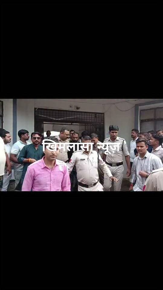 खिमलासा में मंदिर चोरी का खुलासा, 4.90 लाख के जेवर बरामद
सागर/खिमलासा। थाना खिमलासा क्षेत्र के प्रसिद्ध नारायणी माता मंदिर में हुई करीब 4.90 लाख रुपये के सोने-चांदी के आभूषणों की चोरी का पुलिस ने खुलासा कर दिया है। मामले में पुलिस ने दो आरोपियों को गिरफ्तार कर चोरी का मशरूका बरामद किया है। घटना के बाद स्थानीय लोगों में आक्रोश भी देखने को मिला था। �
पुलिस के अनुसार 21 जुलाई 2026 की दरम्यानी रात अज्ञात चोर मंदिर के मुख्य गेट एवं गर्भगृह का ताला तोड़कर माता रानी के सोने-चांदी के आभूषण चोरी कर ले गए थे। मामले में थाना खिमलासा में अपराध क्रमांक 153/26 के तहत BNS की धाराओं में प्रकरण दर्ज कर जांच शुरू की गई।
पुलिस अधीक्षक सागर अनुराग सुजानिया के निर्देश पर विशेष टीम गठित की गई। साइबर सेल, तकनीकी साक्ष्यों, मुखबिर तंत्र और CCTV फुटेज के विश्लेषण के आधार पर पुलिस टीम आरोपियों तक पहुंची।
पुलिस ने उद्यम उर्फ उदम सिंह यादव (34) निवासी ग्राम डोंगरा, थाना नाराहट, जिला ललितपुर (उत्तर प्रदेश) और उसके सहयोगी राजा यादव (31) निवासी कंजिया रोड, खिमलासा को हिरासत में लेकर पूछताछ की। पूछताछ में आरोपियों द्वारा जुर्म स्वीकार करने की बात सामने आई और उनके कब्जे से चोरी गए नारायणी माता के जेवर बरामद किए गए।
पुलिस के मुताबिक मुख्य आरोपी उद्यम उर्फ उदम सिंह पूर्व में भी खिमलासा थाने के लूट के एक मामले में फरार था और उसके विरुद्ध अन्य थानों में भी अपराध दर्ज बताए गए हैं।
विशेष टीम की कार्रवाई में एसडीओपी बीना अजय सनकत, थाना प्रभारी खिमलासा निरीक्षक राधेश्याम पटेल सहित पुलिसकर्मियों और साइबर/मुखबिर तंत्र का महत्वपूर्ण योगदान रहा। पुलिस अधीक्षक द्वारा टीम को पुरस्कृत करने की घोषणा की गई है।
#Khimlasa #SagarNews #TempleTheft #NarayaniMata #CrimeNews #MPPolice #SagarPolice #MadhyaPradeshNews