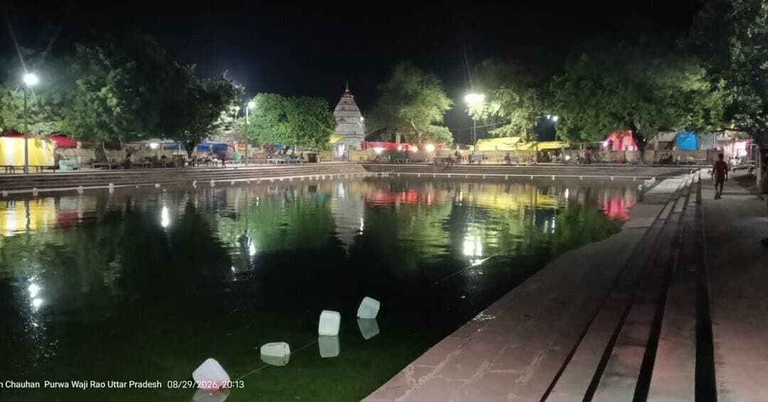 हत्याहरण तीर्थ पर भादों के पहले रविवार मेले की तैयारियां तेज, लाखों श्रद्धालुओं के पहुंचने की उम्मीद
सुरक्षा व्यवस्था को लेकर प्रशासन सतर्क, घाटों की सफाई जारी; तीर्थ सरोवर के जल की स्वच्छता और स्थायी सुविधाओं पर उठे सवाल
.
#हरदोई: नैमिषारण्य की 84कोसी परिक्रमा क्षेत्र में स्थित पौराणिक एवं धार्मिक महत्व के कोथावां अंतर्गत हत्याहरण तीर्थ पर भाद्रपद (भादों) मास के पहले रविवार कल लगने वाले विशाल मेले की तैयारियां तेजी से चल रही हैं। भाद्रपद मास के प्रत्येक रविवार को यहां आस्था का सैलाब उमड़ता है। देश के विभिन्न हिस्सों से ही नहीं, बल्कि विदेशों से भी श्रद्धालु इस पवित्र तीर्थ पर पहुंचकर सरोवर में स्नान और पूजा-अर्चना करते हैं। लाखों श्रद्धालुओं की संभावित भीड़ को देखते हुए स्थानीय प्रशासन और पुलिस ने सुरक्षा एवं भीड़ प्रबंधन को लेकर तैयारियां शुरू कर दी हैं।
मेले को लेकर तीर्थ परिसर में चहल-पहल बढ़ने लगी है। बच्चों के मनोरंजन के लिए झूले, चरखी और मिकी माउस लगाए जा रहे हैं। वहीं खान-पान, खिलौने, प्रसाद, पूजा-सामग्री और अन्य जरूरी सामान की दुकानें भी सजने लगी हैं। मेले में आने वाले श्रद्धालुओं और ग्रामीणों की बढ़ती आवाजाही के साथ पूरे क्षेत्र में मेले का माहौल दिखाई देने लगा है।
मेले में भारी भीड़ को देखते हुए पुलिस प्रशासन द्वारा घाट और मंदिर परिसर में पर्याप्त पुलिस बल तैनात किए जाने की तैयारी है। महिला श्रद्धालुओं की सुरक्षा और व्यवस्था के लिए महिला पुलिसकर्मियों की भी तैनाती की जा रही है। इसके अलावा भीड़ को नियंत्रित करने और किसी भी अप्रिय घटना से निपटने के लिए पीएसी की तैनाती की भी व्यवस्था की जा रही है।
पुलिस की ओर से मेले में जेबकतरों, गिरहकाटों और अराजकतत्वों पर विशेष नजर रखने की तैयारी है। भीड़भाड़ वाले स्थानों और संवेदनशील रास्तों पर निगरानी बढ़ाने की बात कही जा रही है। पुलिस सूत्रों के अनुसार मुख्य मार्गों और अधिक भीड़ वाले स्थानों पर सीसीटीवी कैमरों के माध्यम से निगरानी रखने की योजना बनाई गई है। हालांकि मेले की तैयारियों के दौरान फिलहाल प्रमुख मार्गों और आसपास के क्षेत्रों में अस्थायी निगरानी कैमरे स्पष्ट रूप से नजर नहीं आए।
श्रद्धालुओं के स्नान को देखते हुए मुख्य विशाल तीर्थ कुंड की साफ-सफाई और व्यवस्थाओं को दुरुस्त करने का काम किया जा रहा है, ताकि श्रद्धालु सुरक्षित तरीके से स्नान कर सकें। हालांकि तीर्थ सरोवर में भरे पानी की स्वच्छता को लेकर अभी भी सवाल बने हुए हैं। श्रद्धालुओं का कहना है कि मेले में लाखों लोगों के स्नान करने की संभावना को देखते हुए जल की बेहतर ढंग से सफाई और स्वच्छता व्यवस्था सुनिश्चित की जानी चाहिए।
स्थानीय लोगों के अनुसार पूर्व में श्रद्धालुओं की सुविधा के लिए जिन स्थायी व्यवस्थाओं की आवश्यकता बताई जाती रही है, उनमें से कई व्यवस्थाएं अभी तक पूरी तरह अमल में नहीं लाई जा सकी हैं। ऐसे में मेले के दौरान भारी भीड़ बढ़ने पर श्रद्धालुओं को परेशानी का सामना करना पड़ सकता है।
साफ-सफाई, प्रकाश व्यवस्था, सुगम आवागमन, स्नान घाटों की सुरक्षा और अन्य मूलभूत सुविधाएं उपलब्ध कराने की चुनौती भी रहेगी।
हत्याहरण तीर्थ का धार्मिक और पौराणिक महत्व अत्यंत प्राचीन माना जाता है। मान्यता है कि त्रेतायुग में लंकापति रावण का वध करने के बाद भगवान श्रीराम पर ब्रह्महत्या का दोष लगा था। गुरु वशिष्ठ के आदेश पर भगवान श्रीराम ने इसी पवित्र तीर्थ सरोवर में स्नान किया था, जिसके बाद वे ब्रह्महत्या के दोष से मुक्त हुए।
शिवपुराण में वर्णित इस तीर्थ को लेकर भी श्रद्धालुओं में गहरी आस्था है। मान्यता है कि भाद्रपद मास के रविवार को यहां तीर्थ सरोवर में स्नान करने से गोहत्या सहित अनजाने में हुए विभिन्न महापापों से मुक्ति मिलती है। यही वजह है कि भादों के प्रत्येक रविवार को यहां दूर-दराज से बड़ी संख्या में श्रद्धालु पहुंचते हैं।
धार्मिक मान्यता के अनुसार हत्याहरण तीर्थ में भगवान राम का नाम स्मरण करने का भी विशेष महत्व है। कहा जाता है कि यहां एक बार 'राम' नाम का जाप करने से हजार नामों के जाप के बराबर पुण्य की प्राप्ति होती है। इसी धार्मिक विश्वास और पौराणिक महत्व के चलते प्रत्येक वर्ष भाद्रपद मास में यहां श्रद्धालुओं की भारी भीड़ उमड़ती है।
पहले रविवार के मेले में बड़ी संख्या में श्रद्धालुओं के पहुंचने की संभावना को देखते हुए प्रशासन के सामने सबसे बड़ी चुनौती भीड़ को व्यवस्थित बनाए रखना होगी। स्नान घाटों पर भीड़ का दबाव, मंदिर परिसर में श्रद्धालुओं की कतार, वाहनों की आवाजाही और मुख्य मार्गों पर जाम की स्थिति से निपटने के लिए प्रभावी व्यवस्था आवश्यक होगी।
श्रद्धालुओं की सुरक्षा के लिहाज से स्नान घाटों पर विशेष निगरानी, महिला पुलिसकर्मियों की तैनाती, प्रकाश व्यवस्था, बैरिकेडिंग तथा पर्याप्त पुलिस बल की मौजूदगी महत्वपूर्ण मानी जा रही है। वहीं मेले में बच्चों के साथ आने वाले परिवारों और बुजुर्ग श्रद्धालुओं की सुविधा का भी विशेष ध्यान रखना होगा।
फिलहाल मेले की तैयारियां तेजी से आगे बढ़ रही हैं और दुकानें व मनोरंजन के साधन सजने लगे हैं। अब देखना यह होगा कि पहले रविवार को उमड़ने वाले श्रद्धालुओं के सैलाब के बीच प्रशासन सुरक्षा, स्वच्छता और यातायात व्यवस्था को कितनी प्रभावी ढंग से संभाल पाता है।
#रिपोर्ट: पुनीत मिश्रा/बेनीगंज