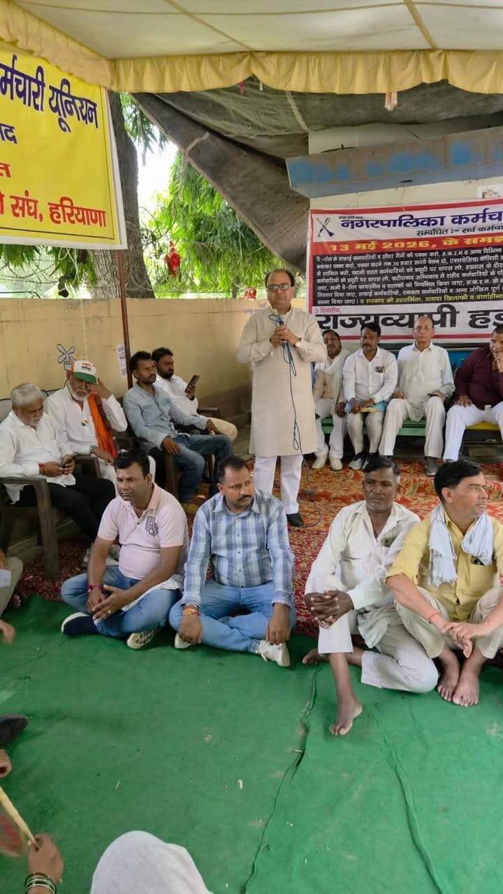 नगर निगम कर्मचारियों की हड़ताल को कांग्रेस का समर्थन, सुमित गौड़ पहुंचे धरना स्थल
फरीदाबाद। नगर निगम मुख्यालय पर चल रही कर्मचारियों की हड़ताल को उस समय और अधिक मजबूती मिली, जब हरियाणा प्रदेश कांग्रेस कमेटी के प्रवक्ता सुमित गौड़ अपनी टीम के साथ हड़ताली कर्मचारियों के समर्थन में बीके चौक स्थित धरना स्थल पर पहुंचे।
इस अवसर पर यूनियन के प्रधान बलवीर सिंह बालगुहेर, जिला प्रधान दलीप बोहत तथा जिला सचिव अनिल चिण्डालिया ने कांग्रेस पार्टी द्वारा हड़ताली कर्मचारियों को समर्थन दिए जाने पर प्रदेश कांग्रेस प्रवक्ता सुमित गौड़ का स्वागत किया।
धरने पर मौजूद कर्मचारियों को संबोधित करते हुए सुमित गौड़ ने भाजपा सरकार पर कर्मचारियों की अनदेखी करने का आरोप लगाया। उन्होंने कहा कि पिछले 12 वर्षों के दौरान भाजपा सरकार ने एक भी सफाई कर्मचारी की स्थायी भर्ती नहीं की है, जबकि हरियाणा की जनसंख्या लगातार बढ़ रही है और सफाई कर्मचारियों की आवश्यकता भी बढ़ती जा रही है।
उन्होंने कहा कि एक ओर सफाई कर्मचारी लगातार सेवानिवृत्त हो रहे हैं, वहीं दूसरी ओर उनके स्थान पर नई नियुक्तियां नहीं की जा रही हैं। सुमित गौड़ ने आरोप लगाया कि भाजपा सरकार दमनकारी नीतियां अपनाकर कर्मचारी आंदोलनों को समाप्त करने का प्रयास कर रही है।
उन्होंने कहा कि पूर्व की कांग्रेस सरकार ने कच्चे सफाई कर्मचारियों को पक्का करने का कार्य किया था और कांग्रेस हमेशा कर्मचारियों के हितों के लिए कार्य करती रही है। इसके विपरीत भाजपा सरकार पर ठेका प्रथा को बढ़ावा देने का आरोप लगाते हुए उन्होंने कहा कि यह व्यवस्था कर्मचारियों के हितों के खिलाफ है। श्री गौड़ ने कहा कि 20 दिन से अधिक हड़ताल होने के फरीदाबाद शहर के सैक्टरों, कालोनियो में गंदगी और कूड़े के पहाड़ लग गए है। सडक़ पर पड़े इन ढेरों के पास से गुजरना भी हो रहा है। ऊपर से बरसाती मौसम के चलते बीमारियां फैलने की आशंका बनी हुई है। सरकार न तो कर्मचारियों की मांगों को मान रही और न ही उसे हरियाणा वासियों की चिंता है। सरकार केवल हठधर्मिता लेकर बैठी हुई है।
सुमित गौड़ ने कहा कि कांग्रेस पार्टी कर्मचारी हितों से जुड़े मुद्दों पर हड़ताली कर्मचारियों के साथ मजबूती से खड़ी है और ठेका प्रथा सहित कर्मचारी विरोधी नीतियों का पुरजोर विरोध करती रहेगी।