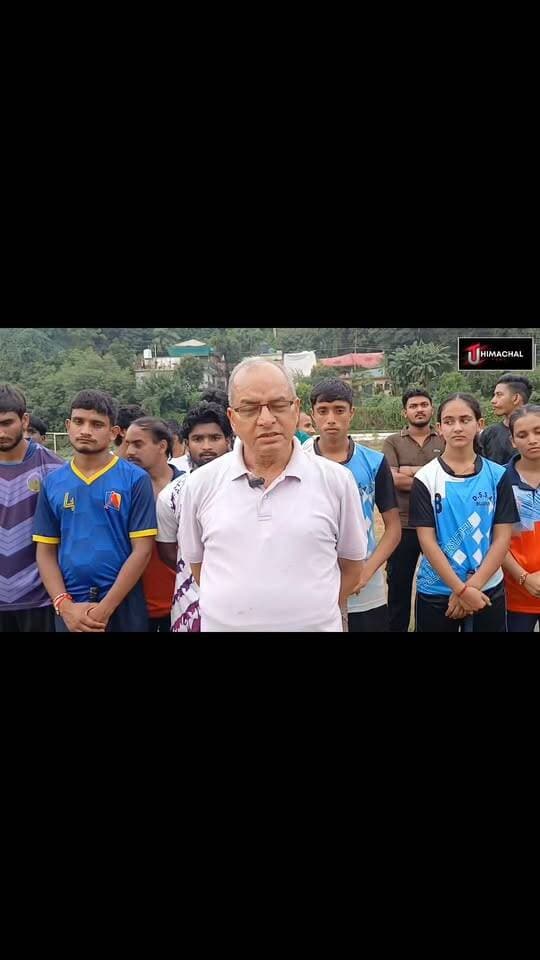खेलेंगे बच्चे तो नशे से रहेंगे दूर, फिर क्यों बिलासपुर के खिलाड़ियों को घर बैठने को कहा जा रहा? DC Bilaspur HP
न खेल किट, न बेहतर मैदान! बिलासपुर खेल छात्रावास की बदहाली पर उठे सवाल
DC Bilaspur
बिलासपुर। राज्य खेल छात्रावास में रह रहे खिलाड़ियों की मूलभूत सुविधाओं को लेकर गंभीर सवाल उठ रहे हैं। राष्ट्रीय खेल दिवस के अवसर पर भी खेल मैदान की सफाई और बच्चों के लिए किसी विशेष खेल कार्यक्रम का आयोजन न होने को लेकर चर्चा है। इस बीच बिलासपुर के खेल जगत से जुड़े प्रमुख व्यक्तियों ने खेल छात्रावास पहुंचकर बच्चों से मुलाकात की और वहां की मौजूदा परिस्थितियों को देखकर चिंता जताई।
जानकारी के अनुसार खेल छात्रावास के बच्चों को वर्ष 2019 से खेल किट उपलब्ध नहीं करवाई गई है। बच्चों के लिए बेहतर खेल सुविधाएं और आवश्यक संसाधन उपलब्ध कराने की मांग लंबे समय से उठ रही है। पूर्व संयुक्त शिक्षा निदेशक ने संबंधित अधिकारियों और प्रशासन से छात्रावास की दशा सुधारने तथा बच्चों को आवश्यक मूलभूत सुविधाएं उपलब्ध करवाने की मांग की है।
इस बीच बच्चों के कोच की ओर से भी एक गंभीर बात सामने आने का दावा किया जा रहा है। बताया जा रहा है कि जब कोच ने खेल छात्रावास के बच्चों और उनकी व्यवस्थाओं को लेकर उच्च अधिकारियों से बात की, तो उन्हें कथित तौर पर कहा गया कि बच्चों को घर पर ही रहने दिया जाए और उन्हें बुलाने की आवश्यकता नहीं है। यदि यह दावा सही है तो खेल प्रतिभाओं के भविष्य और छात्रावास की व्यवस्था को लेकर गंभीर सवाल खड़े होते हैं। हालांकि इस संबंध में संबंधित उच्च अधिकारियों का पक्ष सामने आना बाकी है।
कुछ लोगों द्वारा यह भी आरोप लगाए जा रहे हैं कि उच्च अधिकारी छात्रावास की व्यवस्थाओं और बच्चों की समस्याओं के समाधान पर अपेक्षित ध्यान नहीं दे रहे हैं। बच्चों के लिए निर्धारित डाइट और अन्य व्यवस्थाओं को लेकर भी सवाल उठाए जा रहे हैं। हालांकि इन आरोपों की स्वतंत्र रूप से पुष्टि नहीं हो सकी है और संबंधित अधिकारियों का पक्ष सामने आना बाकी है।
स्थानीय लोगों का कहना है कि खेल गतिविधियां बच्चों और युवाओं को नशे जैसी सामाजिक बुराइयों से दूर रखने में महत्वपूर्ण भूमिका निभाती हैं। बताया जा रहा है कि छात्रावास में विशेष रूप से देहरा सेक्टर सहित नशे से प्रभावित क्षेत्रों के कई बच्चे खेलों के माध्यम से सकारात्मक दिशा में आगे बढ़ रहे हैं। ऐसे में बच्चों को पर्याप्त खेल सुविधाएं देने के बजाय उन्हें घर बैठने को कहा जाना, यदि सही है, तो यह गंभीर चिंता का विषय है।
राष्ट्रीय खेल दिवस के अवसर पर राज्य खेल छात्रावास की स्थिति को लेकर उठ रहे सवालों ने प्रशासन और संबंधित विभाग की कार्यप्रणाली पर ध्यान आकर्षित किया है। मांग की जा रही है कि प्रशासन मामले का संज्ञान लेकर बच्चों को खेल किट, बेहतर मैदान, उचित डाइट और अन्य आवश्यक सुविधाएं उपलब्ध करवाए, ताकि खेल प्रतिभाओं को आगे बढ़ने का अवसर मिल सके।
#Bilaspur #SportsHostel #NationalSportsDay #Sports #Children #HimachalPradesh #UTHimachal #UniqueTodayNews