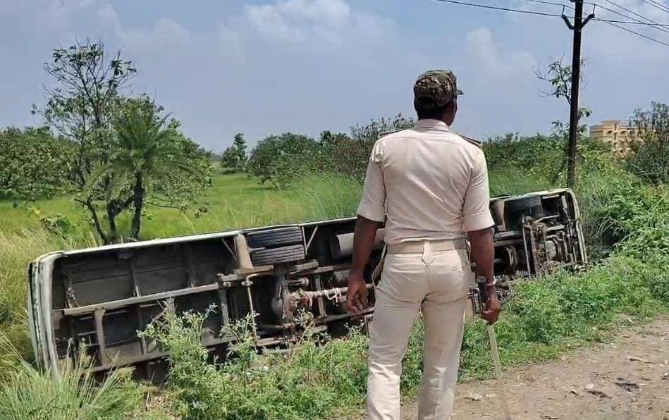 बासुकीनाथ धाम से भागलपुर लौट रही श्रद्धालुओं से भरी बस पलटी, मची अफरा-तफरी; बाल-बाल बचे यात्री......see more