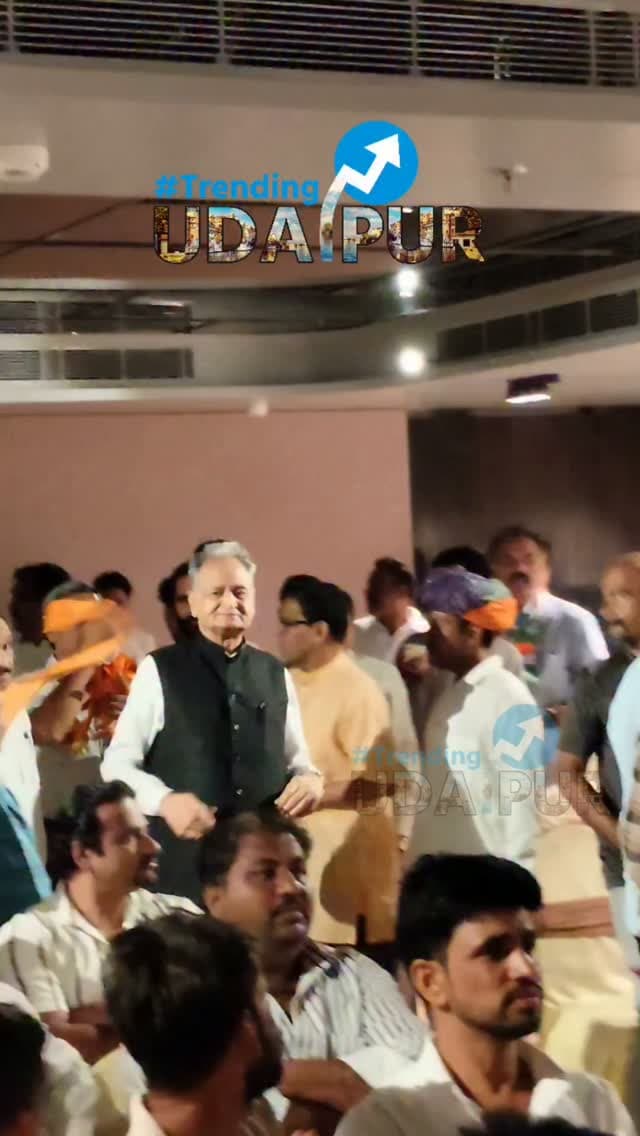 पूर्व मुख्यमंत्री अशोक गहलोत पहुंचे, उदयपुर शहर के शोभागपूरा स्थित निजी होटल में कार्यकर्ताओं की ली बैठक, कार्यकर्ताओं ने बड़ी गर्म जोशी से किया स्वागत, चौथी बार गहलोत सरकार के लगे नारे #udaipur #mewar #trendingudaipur #ashokgehlot
