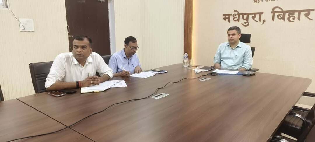 *प्रेस विज्ञप्ति*
समाहरणालय, मधेपुरा
जिला जनसंपर्क कार्यालय
दिनांक : 29 अगस्त 2026
*एनीमिया मुक्त भारत अभियान की समीक्षा, शत-प्रतिशत उपलब्धि सुनिश्चित करने का निर्देश*
आज दिनांक 29 अगस्त 2026 को जिला पदाधिकारी, मधेपुरा श्री अभिषेक रंजन की अध्यक्षता में स्वास्थ्य विभाग द्वारा संचालित एनीमिया मुक्त भारत अभियान की विस्तृत समीक्षा बैठक आयोजित की गई। बैठक में अभियान के तहत जिले में किए जा रहे कार्यों, निर्धारित लक्ष्य के विरुद्ध प्रगति तथा विभिन्न स्वास्थ्य मानकों की उपलब्धि की समीक्षा की गई।
जिला पदाधिकारी ने निर्देश दिया कि एनीमिया की रोकथाम एवं नियंत्रण के लिए संचालित सभी गतिविधियों का प्रभावी क्रियान्वयन सुनिश्चित किया जाए। उन्होंने स्क्रीनिंग, आयरन-फोलिक एसिड की उपलब्धता एवं वितरण, उपचार, फॉलोअप तथा जन-जागरूकता से संबंधित निर्धारित लक्ष्यों को शत-प्रतिशत प्राप्त करने पर विशेष जोर दिया। उन्होंने कहा कि अभियान का उद्देश्य प्रत्येक पात्र व्यक्ति तक आवश्यक स्वास्थ्य सेवाओं एवं पोषण संबंधी सुविधाओं की पहुंच सुनिश्चित करना है। इसके लिए सभी संबंधित पदाधिकारी एवं स्वास्थ्यकर्मी आपसी समन्वय के साथ कार्य करें।
1 *सितंबर से एनसीडी कैंपेन की तैयारी की समीक्षा, लक्ष्य आधारित कार्ययोजना पर जोर*
बैठक में आगामी 1 सितंबर 2026 से प्रारंभ होने वाले एनसीडी (Non-Communicable Diseases) कैंपेन की तैयारियों की भी समीक्षा की गई। जिला पदाधिकारी ने अभियान के दौरान गैर-संचारी रोगों की स्क्रीनिंग, संभावित मरीजों की पहचान, आवश्यक जांच, उपचार एवं रेफरल की प्रभावी व्यवस्था सुनिश्चित करने का निर्देश दिया।
उन्होंने कहा कि एनसीडी कैंपेन के दौरान अधिक से अधिक लोगों तक स्वास्थ्य सेवाओं की पहुंच सुनिश्चित करते हुए चिन्हित मरीजों का नियमित फॉलोअप किया जाए। अभियान से जुड़े सभी पदाधिकारी एवं कर्मी निर्धारित लक्ष्य के अनुरूप समयबद्ध एवं गुणवत्तापूर्ण कार्य करते हुए प्रत्येक स्तर पर शत-प्रतिशत उपलब्धि सुनिश्चित करें।
बैठक में स्वास्थ्य विभाग के संबंधित पदाधिकारी, चिकित्सा पदाधिकारी एवं अन्य संबंधित कर्मी उपस्थित थे।
Information & Public Relations Department, Government of Bihar