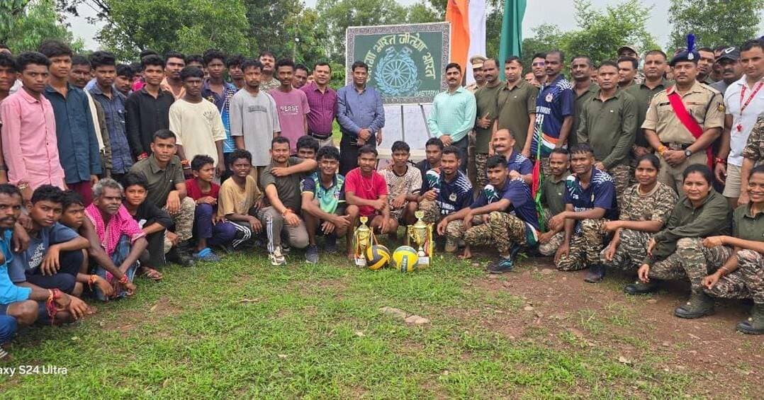 राष्ट्रीय खेल दिवस पर सेड़वा, बस्तर में खेल भावना और भाईचारे का शानदार संदेश।
241 बस्तरिया बटालियन, CRPF और स्थानीय वॉलीबाल टीम के बीच रोमांचक मुकाबले में बटालियन ने जीत दर्ज की। 🏆
“खेलेगा भारत, जीतेगा भारत” 🇮🇳
#NationalSportsDay #Bastar #CRPF
