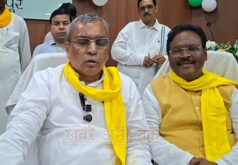 कैबिनेट मंत्री ओमप्रकाश राजभर का अखिलेश यादव पर बड़ा हमला!
कहा- “अखिलेश यादव अपना मानसिक संतुलन खो बैठे हैं” #खबरेंअभीतक #KhabareAbhiTak #OmPrakashRajbhar #AkhileshYadav
