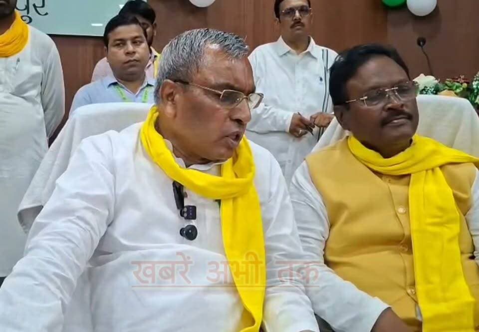 बस में सवार हुए मंत्री ओमप्रकाश राजभर, लोगों ने उठाया सवाल तो दिया बड़ा बयान!
#खबरेंअभीतक #KhabareAbhiTak #OmPrakashRajbhar #UPNews