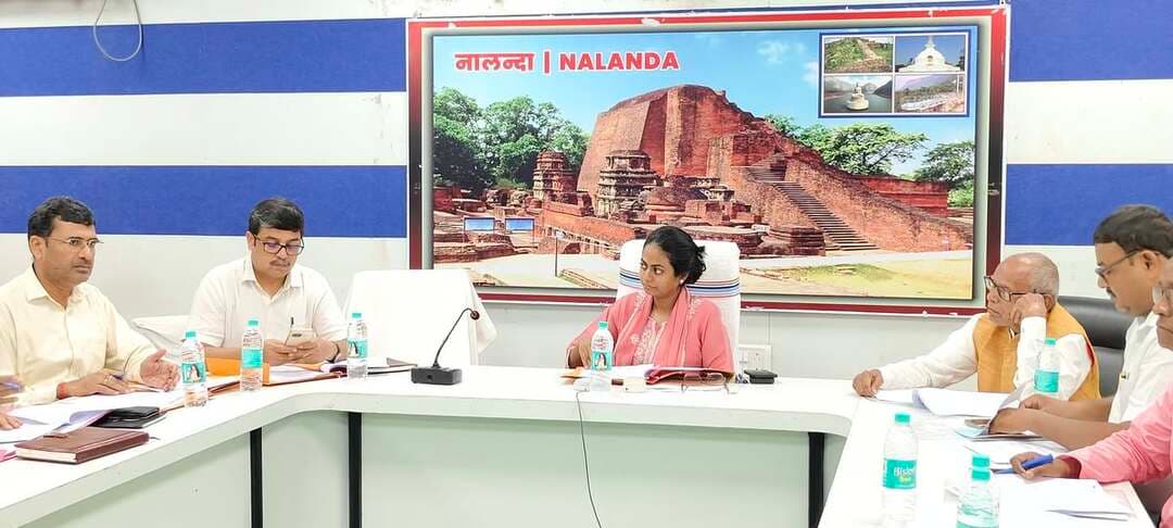 प्रेस विज्ञप्ति
नालंदा।
...................................
*अनुसूचित जाति एवं अनुसूचित जनजाति अत्याचार निवारण अधिनियम के तहत मामलों की समीक्षा, पीड़ितों को समयबद्ध सहायता उपलब्ध कराने का निर्देश*
आज दिनांक- 29.08.2026 को अनु० जाति और अनु० जनजाति (अत्याचार निवारण) अधिनियम, 1989 तथा मैनुअल स्कैवेन्जर निषेध एवं पुनर्वास अधिनियम, 2013 के तहत नालन्दा जिला अंतर्गत गठित जिला स्तरीय सतर्कता एवं अनुश्रवण समिति की वर्ष 2026 में तृतीय बैठक का आयोजन उप विकास आयुक्त, सुश्री सारा अशरफ, नालन्दा की अध्यक्षता में किया गया।
जिसमें सभी माननीय सदस्यगण, जिला कल्याण पदाधिकारी, नालन्दा, पुलिस उपाधीक्षक (मु०), नालन्दा, विशेष लोक अभियोजक, थानाध्यक्ष, अनु०जाति एवं अनु०जनजाति थाना, नालन्दा सहित अन्य पदाधिकारी उपस्थित रहें।
बैठक में अधिनियम के तहत दर्ज मामलों में पीड़ितों को प्रदान की गई आर्थिक सहायता तथा लंबित मामलों की स्थिति की विस्तृत समीक्षा की गई।
बैठक के दौरान जिला कल्याण पदाधिकारी द्वारा बताया गया कि अनु०जाति एवं अनु०जनजाति (अत्याचार निवारण) अधिनियम के तहत इस वित्तीय वर्ष 2026-27 में 136 लाभुकों को प्रथम किस्त की राशि एवं 233 लाभुको को द्वितीय किस्त की राशि के रूप में कुल मो० - 324.76 लाख रू० का वितरण किया गया है। जिले में अधिनियम के तहत कुल 70 पेंशनधारियों को मासिक पेंशन दिया जा रहा है।
बैठक में संबंधित अधिकारियों को निदेश दिया गया कि लंबित मामलों को त्वरित निष्पादन करते हुए पात्र पीड़ितों को समयबद्ध तरीकें से सहायता राशि उपलब्ध कराना सुनिश्चित किया जाय।
Samrat Choudhary
CMO Bihar
Information & Public Relations Department, Government of Bihar
SC&ST Welfare Dept. of Bihar