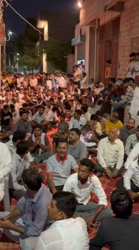टिकट बंटवारे पर बगावत! स्थानीय बनाम बाहरी का मुद्दा गरमाया
वार्ड नं. 01 में भारतीय जनता पार्टी द्वारा मंजू देवी बोबरवाल को टिकट दिए जाने के बाद वार्ड वासियों में भारी रोष है। स्थानीय लोगों का कड़ा विरोध इस बात पर है कि प्रत्याशी मंजू देवी न तो वार्ड 01 की वोटर हैं और न ही उनका यहाँ कोई मकान है।
इस फैसले के विरोध में आज वार्ड के निवासियों ने एकजुट होकर संतोष देवी (पत्नी लालूराम/लालचंद) को अपना पूर्ण समर्थन देने का ऐलान कर दिया है। विश्वकर्मा कॉलोनी, सुनार समाज, जाट समाज समेत विभिन्न कॉलोनियों और समाजों के प्रतिनिधियों ने तन-मन-धन से उनके साथ खड़े रहने की घोषणा की है।
24 घंटे की चेतावनी:
वार्ड वासियों ने भाजपा के शीर्ष नेतृत्व को 24 घंटे का अल्टीमेटम दिया है। चेतावनी दी गई है कि यदि टिकट का निर्णय नहीं बदला गया, तो समस्त 36 कौम द्वारा संतोष देवी को निर्दलीय चुनाव लड़ाया जाएगा और भाजपा प्रत्याशी की हार सुनिश्चित की जाएगी।
आपकी इस पर क्या राय है? कमेंट करके अपनी राय जरूर बताएं। 👇
The Bikaner News को फॉलो जरूर करे
#Bikaner #TheBikanerNews #BikanerPolitics #Ward01 #LocalNews #RajasthanNews #ElectionUpdates