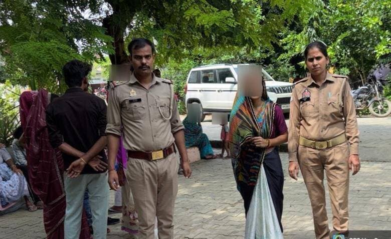 फिरोजाबाद: वरिष्ठ पुलिस अधीक्षक की नई पहल, जनशिकायतों के निस्तारण के लिए पुलिस पहुंच रही शिकायतकर्ता के घर
फिरोजाबाद। जनशिकायतों के निस्तारण में तेजी और पारदर्शिता लाने के लिए SSP फिरोजाबाद आदित्य लांग्हे के निर्देशन में विशेष अभियान चलाया जा रहा है। इस अभियान के तहत फिरोजाबाद पुलिस शिकायतकर्ता के मौके पर जाकर शिकायतों का निस्तारण कर रही है।
एसएसपी के निर्देशन और एएसपी ग्रामीण / एएसपी नगर के पर्यवेक्षण में IGRS के माध्यम से प्राप्त शिकायतों का समयबद्ध और गुणवत्तापूर्ण निस्तारण किया जा रहा है। अभियान के नोडल अधिकारी एएसपी ग्रामीण को बनाया गया है।
- सभी क्षेत्राधिकारी और थाना प्रभारी शिकायतकर्ता के मौके पर जाकर कर रहे निस्तारण।
- प्रत्येक CO अपने सर्किल में कम से कम 1 स्थान और थाना प्रभारी अपने क्षेत्र में कम से कम 2 स्थानों पर प्रतिदिन मौके पर निस्तारण करेंगे।
- आज 29-08-2026 को कुल 33 शिकायतों का मौके पर निस्तारण किया गया।
- शिकायतकर्ता को निस्तारण के लिए थाने या अधिकारियों के चक्कर नहीं काटने पड़ेंगे।
- पुलिस स्थलीय निरीक्षण कर दोनों पक्षों का फीडबैक लेकर समाधान करेगी।
फिरोजाबाद पुलिस की इस पहल से लोगों को घर बैठे न्याय मिल सकेगा।
@followers @highlight
#Firozabad #FirozabadPolice #SSPFirozabad #AdityaLanghe #IGRS #Janshikayat #UPPolice #FirozabadNews #DDMNews #BreakingNews
