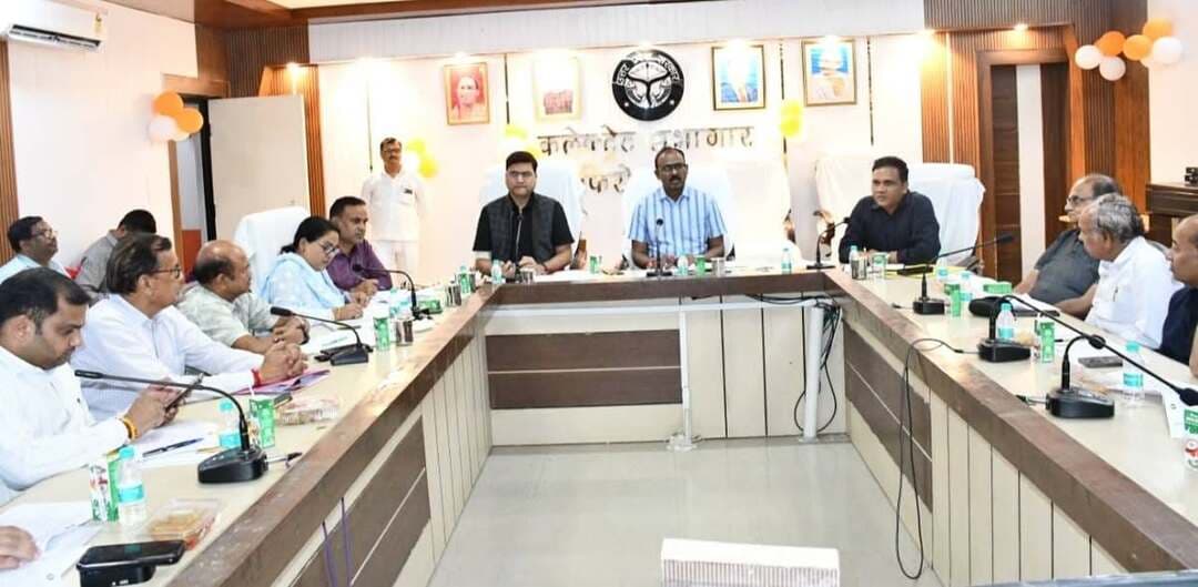 फिरोजाबाद। जिलाधिकारी संतोष कुमार शर्मा की अध्यक्षता में जिला स्तरीय उद्योग बंधु की बैठक आयोजित की गई।
सबसे पहले पिछली बैठक की अनुपालन आख्या की समीक्षा की गई। जिलाधिकारी ने स्पष्ट किया कि जिले का औद्योगिक विकास और उद्यमियों की समस्याओं का पारदर्शी व त्वरित निस्तारण प्रशासन की सर्वोच्च प्राथमिकता है। उन्होंने अधिकारियों को सख्त निर्देश दिए कि किसी भी स्तर पर लापरवाही न बरती जाए, ताकि उद्यमी मजबूत इंफ्रास्ट्रक्चर के साथ भयमुक्त माहौल में अपने उद्योगों का विस्तार कर सकें।
यूपीसीड़ा औद्योगिक टाउनशिप में बैंक शाखा खोलने की मांग पर अवगत कराया गया कि मेडिकल कॉलेज परिसर स्थित भारतीय स्टेट बैंक की शाखा को परिसर से बाहर स्थानांतरित करने और नाम परिवर्तन हेतु क्षेत्रीय प्रबंधक (आगरा) को पत्र भेजा जा चुका है।
जिलाधिकारी ने इसे प्राथमिकता के आधार पर पूरा कराने के निर्देश दिए। वहीं, जलेसर रोड औद्योगिक क्षेत्र में 132 केवीए उपकेंद्र स्थापित करने के लिए 40 एकड़ भूमि से संबंधित दस्तावेज उपजिलाधिकारी और तहसीलदार को प्रेषित किए जा चुके हैं। टूंडला मिनी औद्योगिक आस्थान में बिजली कटौती की समस्या पर अधिशासी अभियंता को स्वयं मौके पर जाकर स्थिति का जायजा लेने के लिए कहा गया। इसके अलावा, राष्ट्रीय राजमार्ग-19 पर डबरई से सांती तक नया औद्योगिक क्षेत्र विकसित करने हेतु उप जिलाधिकारी सदर द्वारा रिक्त भूमि का चिह्नांकन किया जा रहा है।
आकाशवाणी ग्लास रोड पर अवैध अतिक्रमण और बिना लाइसेंस नाबालिगों द्वारा ई-रिक्शा चलाने की शिकायत पर जिलाधिकारी ने नगर आयुक्त के नेतृत्व में कमेटी गठित कर अतिक्रमणकारियों पर पेनल्टी लगाने के आदेश दिए, ताकि समस्या का स्थाई समाधान हो सके। मीरा चौराहे से संत ग्लास लालऊ रोड पर एलईडी लाइटें स्थापित कर दी गई हैं तथा जलभराव व गंदगी दूर करने के लिए आवश्यक कदम उठाए जा रहे हैं। ककरऊ कोठी से जिला कारागार तक 60 स्ट्रीट लाइटें पुनः लगाने के लिए उपाध्यक्ष विकास प्राधिकरण को निर्देशित किया गया।
बैठक में मुख्यमंत्री युवा उद्यमी विकास अभियान 2026-27 की समीक्षा भी की गई। जिले को आवंटित 1900 के लक्ष्य के सापेक्ष 1536 आवेदन प्राप्त हुए, जिनमें से बैंकों द्वारा केवल 420 आवेदन ही स्वीकृत किए गए। इस पर जिलाधिकारी ने सख्त नाराजगी जताते हुए चेतावनी दी कि इस कार्य में शिथिलता बरतने वाले बैंक प्रबंधकों के खिलाफ कड़ी कार्रवाई की जाएगी। बैठक में मुख्य विकास अधिकारी शत्रोहन वैश्य, सिटी मजिस्ट्रेट विनोद कुमार पाण्डेय, परियोजना निदेशक सुभाष चन्द्र त्रिपाठी, उप जिलाधिकारी सुदर्शन सहित अन्य संबंधित अधिकारी उपस्थित रहे।
👉 जिले की तमाम छोटी-बड़ी और सटीक खबरों के लिए हमारे पेज को Like और Follow ज़रूर करें!
👉 इस खबर को ज्यादा से ज्यादा Share करके अन्य लोगों तक पहुंचाएं!
#Firozabad #FirozabadNews #DMFirozabad #FirozabadAdmin #UdyogBandhu #UPNews #UPGovernment #FirozabadUpdates #ViralNews #TrendingNews #FollowForMore