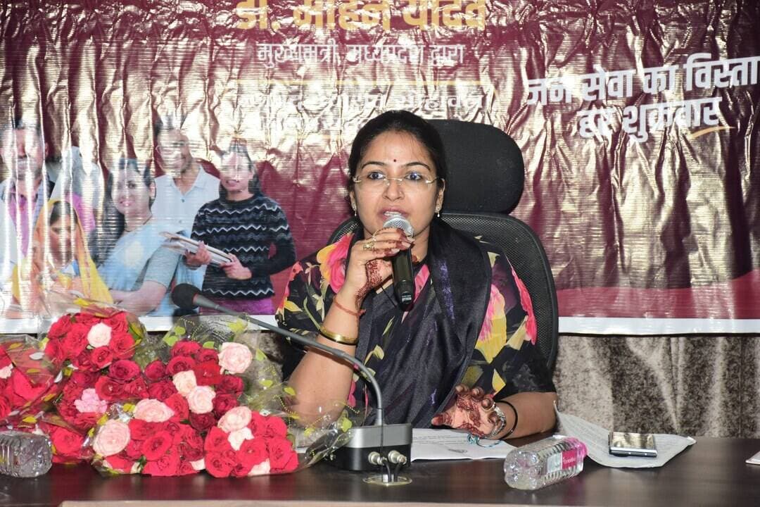 मुख्यमंत्री जनविश्वास अभियान के सोहावल शिविर मे शामिल हुई राज्यमंत्री
अतिवृष्टि प्रभावित क्षेत्रो मे क्षति का आकंलन कर राहत पहुंचाने के निर्देश
शिविर में 2059 शिकायतों का निराकरण,
----
सतना 29 अगस्त 2026/मुख्यमंत्री जनविश्वास अभियान के #सतना जिले के चौथे शिविर मे सीएम हेल्पलाइन की सोहावल विकासखंड की विभिन्न विभागो से संबंधित 2059 शिकायतों का मौके पर अधिकारियों ने निराकरण कराया। शिविर में शामिल हुई नगरीय विकास और आवास राज्यमंत्री श्रीमती Pratima Bagri ने गतिविधियों को संक्षिप्त करते हुये संबंधित सभी विभागो के अधिकारियो को फील्ड में जाने के निर्देश दियो। उन्होंने कहा कि समी संबंधित क्षेत्र के अधिकारी अतिवृष्टि और जल जमाव वाले क्षेत्रो में जाये और राहत पहुंचाने का कार्य करें। इस मौके पर सोहावल जनपद पंचायत के सभाकक्ष में एसडीएम रघुराजनगर एलआर जागड़े, तहसीलदार सौरम मिश्रा, सुनीत नागेश, राजेश सिंह, जनपद के सीईओ प्रतिपाल बागरी सहित जिले के प्रमुख विभागों के जिलाधिकारी उपस्थित रहे।
राज्यमंत्री ने कहा कि अतिवृष्टि के दौरान ग्रामीण क्षेत्रो मे जल भराव की स्थितियाँ उत्पन्न हुई है। उन्होने सरपंच सहित सभी जनप्रतिनिधियों एवं अधिकारियो को क्षेत्र में पहुंचकर जल निकासी की व्यवस्था करने और आमजन को राहत पहुंचाने के निर्देश दिए। उन्होंने कहा कि सरपंच-सचिव सहित राजस्व अधिकारी गाँवो मे जाकर क्षति का आंकलन करे और राजस्व परिपत्र के अनुसार आर्थिक सहायता उपलब्ध कराएं। प्रभावित लोगों के आश्रय के लिये उचित व्यवस्था कर पेयजल, खाद्यान और बिजली, स्वास्थ्य की सुविधा दिलाये। उन्होंने कहा कि बरसात का पानी उतरने पर पेयजल स्रोतों का क्लोरिनेशन कराये तथा साफ-सफाई की उचित व्यवस्था करें। सभी प्राथमिक स्वास्थ्य केंद्रों और सामुदायिक स्वास्थ्य केन्द्रो मे पर्याप्त दवाइयों और संक्रमण रोगों से बचने के सभी उपाय करे। उन्होंने कहा कि सोहावल जनपद पंचायत का मुख्यमंत्री जनविश्वास अभियान का शिविर 18 सितम्बर को विधिवत आयोजित किया जाएगा।
एसडीएम रघुराजनगर एल आर जागड़े ने बताया कि शिविर के दौरान राजस्व की 346 कुल लंबित शिकायतों में से 237 का निराकरण किया गया है। 109 शिकायतें शेष रही हैं। राज्यमंत्री ने शिविर में मौजूद आवेदको से जन समस्याएं सुनी और निराकरण के निर्देश दिये। सोहावल निवासी सिद्धार्थ सिंह ने बाबूपुर ग्राम पंचायत के सामुदायिक भवन का सुधार कर उपयोगी बनाने, खिलाडियो के लिए सुविधा, नालो की पुल-पुलिया ऊंची कराने, नदी किनारे बांस का सघन वृक्षारोपण और मिट्टी का कटाव रोकने, रिटेनिग बाल बनाने की मांग रखी। शिविर में सीएम हेल्पलाइन की लंबित कुल 3105 शिकायतों में 2059 का निराकरण किया गया।
CM Madhya Pradesh
Dr Mohan Yadav
#JansamparkMP
#JanVishwasAbhiyan2026
#हर_शुक्रवार_जनता_के_नाम