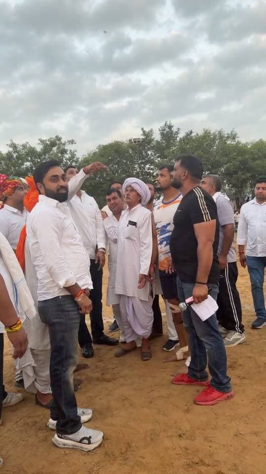 🏆 औरंगाबाद में कबड्डी टूर्नामेंट का रोमांच जारी! 🤼♂️🔥
गांव औरंगाबाद में चल रहे कबड्डी टूर्नामेंट में खिलाड़ी मैदान पर अपने-अपने दांव-पेच और शानदार खेल कौशल का प्रदर्शन कर रहे हैं। मुकाबलों को देखने के लिए बड़ी संख्या में खेल प्रेमी भी मैदान में पहुंच रहे हैं।
हर रेड और हर टैकल के साथ बढ़ रहा है रोमांच! 🔥💪
#Aurangabad #KabaddiTournament #PalwalNews #HaryanaNews #Kabaddi