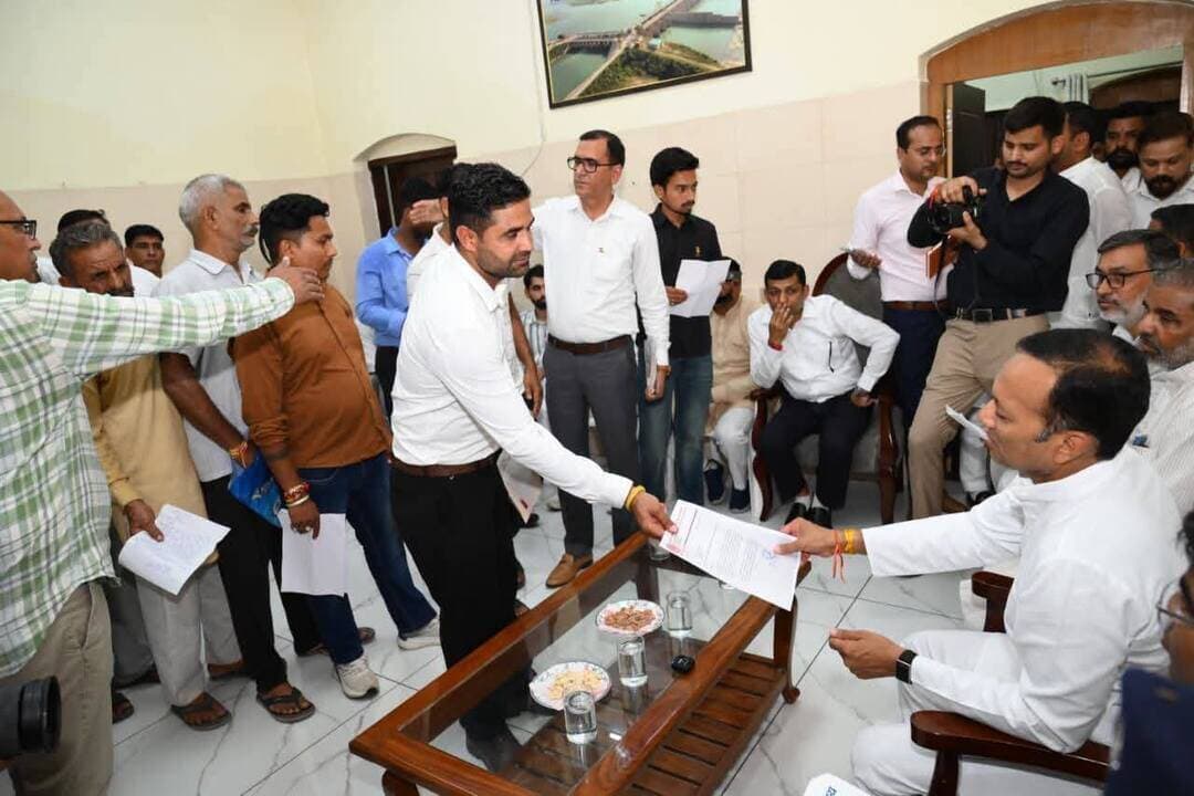लोकसभा सांसद नवीन जिंदल रेस्ट हाउस इरिगेशन में आयोजित जन सुनवाई के दौरान लोगों से रूबरू । इस दौरान उन्होंने लोगों की समस्याएं सुनकर मौके पर उपस्थित अधिकारियों को समस्याओं के समाधान हेतु निर्देश दिए।
सांसद नवीन जिंदल ने कहा कि अधिकारियों को भी अपने खुद के कार्यों की समीक्षा करनी होगी ताकि व्यवस्था में सुधार किया जा सके। प्रधानमंत्री नरेंद्र मोदी जी विकसित भारत का जो लक्ष्य लेकर चल रहे हैं। उसे तभी पूरा किया जा सकता है। जब हम सभी लोग अपनी जिम्मेदारी को समझेंगे। उन्होंने कहा कि मुख्यमंत्री नायब सैनी जी लगातार दिन-रात काम करके प्रदेश को नंबर एक पर पहुंचने के लिए प्रयासरत हैं। इसमें हम सभी को मिलजुल कर उनका सहयोग करना होगा।