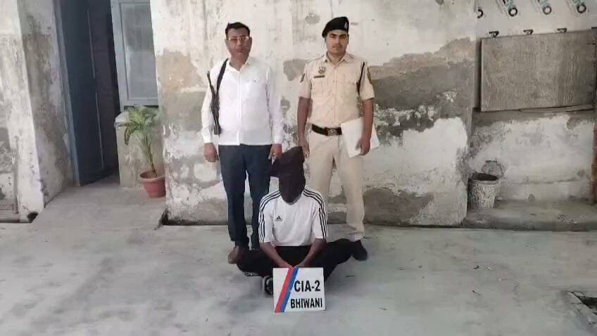 सीआईए स्टाफ-2 भिवानी ने अवैध हथियार बरामदगी के मामले में दूसरे आरोपी को किया गिरफ्तार
पुलिस टीम ने आरोपी को गिरफ्तार कर माननीय न्यायालय में किया पेश, न्यायालय ने जिला कारागार भेजने के दिए आदेश।
पुलिस अधीक्षक भिवानी सुमित कुमार, आईपीएस द्वारा जिला पुलिस को बिना लाइसेंस अवैध हथियार रखने तथा अवैध हथियार उपलब्ध करवाने वाले आरोपियों के विरुद्ध प्रभावी कानूनी कार्रवाई करने के निर्देश दिए गए हैं। इन्हीं निर्देशों के तहत कार्रवाई करते हुए सीआईए स्टाफ-2 भिवानी की टीम ने अवैध हथियार उपलब्ध करवाने के मामले में दूसरे आरोपी को गिरफ्तार करने में सफलता हासिल की है।
*पहले आरोपी से बरामद हुआ था देसी कट्टा*
दिनांक 27.08.2026 को सीआईए स्टाफ-2 भिवानी की टीम ने गश्त एवं पड़ताल के दौरान प्राप्त सूचना के आधार पर दिनोद नहर पुल, भिवानी के नजदीक हनुमान मंदिर के पास से आरोपी पुनीत पुत्र शिव कुमार निवासी डीसी कॉलोनी, भिवानी को काबू किया था। पुलिस टीम ने आरोपी के कब्जे से एक देसी कट्टा बरामद किया था।
इस संबंध में आरोपी पुनीत के विरुद्ध शस्त्र अधिनियम के तहत थाना शहर भिवानी में अभियोग दर्ज किया गया था। प्रारंभिक पूछताछ में आरोपी पुनीत ने बताया था कि उक्त अवैध हथियार उसने आशुतोष से प्राप्त किया था।
*अवैध हथियार उपलब्ध करवाने वाला दूसरा आरोपी गिरफ्तार*
अभियोग में आगामी कार्रवाई करते हुए सीआईए स्टाफ-2 भिवानी के मुख्य सिपाही सोनू की टीम ने अवैध हथियार उपलब्ध करवाने के मामले में दूसरे आरोपी को गिरफ्तार किया है।
*गिरफ्तार आरोपी की पहचान आशुतोष पुत्र विजय निवासी चिरंजीव कॉलोनी, भिवानी के रूप में हुई है।*
गिरफ्तार आरोपी आशुतोष को माननीय न्यायालय में पेश किया गया, जहां माननीय न्यायालय ने आरोपी को जिला कारागार भेजने के आदेश दिए हैं।
पुलिस प्रवक्ता, भिवानी।।