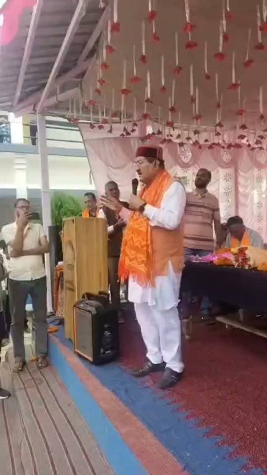 कैबिनेट मंत्री भरत सिंह चौधरी का वायरल बयान - 1950, क्या है सच्चाई देखिए।।।
बीते दिनों रूद्रप्रयाग जनपद के सौंराखाल में आयोजित एक कार्यक्रम में कैबिनेट मंत्री भरत चौधरी के देश के 1950 में आजाद होने का बयान खूब वायरल हुआ है।
पूरा वीडियो देखिए और खुद तय कीजिए… आखिर मंत्री जी के बयान में क्या कहा गया था?
#BharatSinghChaudhary #Rudraprayag #Saurakhal #ViralVideo #1950 #Azadi #UttarakhandNews #BreakingNews