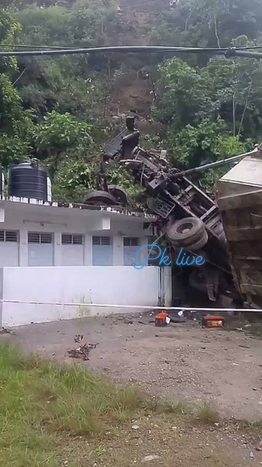 केदारघाटी के गुप्तकाशी से सल्या तुलंगा नाग जगई मोटरमार्ग पर रायवाला के समीप वाहन दुर्घटनाग्रस्त,,, स्थानीय लोग मौके पर मौजूद!!
