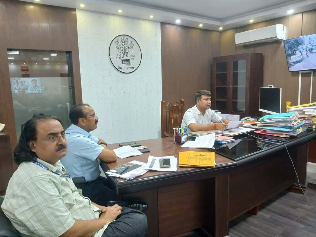 आज दिनांक 29.08.2026 को जिला पदाधिकारी, रोहतास श्री दीपक कुमार मिश्रा की अध्यक्षता में किसान पंजीकरण, दाखिल-खारिज, परिमार्जन एवं अन्य राजस्व मामलों की समीक्षा बैठक आयोजित की गई। बैठक में अपर समाहर्ता श्री ललित भूषण रंजन, राजस्व प्रभारी मोहम्मद जफर हसन सहित संबंधित पदाधिकारी उपस्थित रहे। वीडियो कॉन्फ्रेंसिंग के माध्यम से सभी अनुमंडल पदाधिकारियों एवं अंचल अधिकारियों ने भी भाग लिया।
समीक्षा के दौरान जिला पदाधिकारी महोदय ने अंचलवार लंबित मामलों की जानकारी लेते हुए किसान पंजीकरण, दाखिल-खारिज वादों तथा जमाबंदी में त्रुटि सुधार के मामलों को निर्धारित समय-सीमा में निष्पादित करने का निर्देश दिया। उन्होंने कहा कि किसी भी आवेदन को अनावश्यक रूप से लंबित नहीं रखा जाए और पुराने मामलों को प्राथमिकता के आधार पर निपटाया जाए।
जिला पदाधिकारी ने कहा कि किसान पंजीकरण कृषि विभाग की विभिन्न योजनाओं का लाभ लेने की महत्वपूर्ण आधारभूत प्रक्रिया है। कृषि विभाग के DBT पोर्टल पर पंजीकृत किसान ही विभिन्न ऑनलाइन कृषि योजनाओं का लाभ प्राप्त कर सकते हैं। इसलिए किसान पंजीकरण से जुड़े मामलों का त्वरित निष्पादन सुनिश्चित किया जाए।
उन्होंने संबंधित अधिकारियों को विभागीय दिशा-निर्देशों का अक्षरशः पालन करने तथा किसानों को अनावश्यक रूप से कार्यालयों के चक्कर नहीं लगाने देने का निर्देश दिया। साथ ही राजस्व सेवाओं में पारदर्शिता एवं समयबद्धता सुनिश्चित करने, लंबित मामलों की नियमित समीक्षा करने और लापरवाही पाए जाने पर संबंधित स्तर पर जवाबदेही तय करने की बात कही।
#IPRD
#DistrictAdministration
#BiharGovernment
Information & Public Relations Department, Government of Bihar
Revenue and Land Reforms Dept, Govt. of Bihar