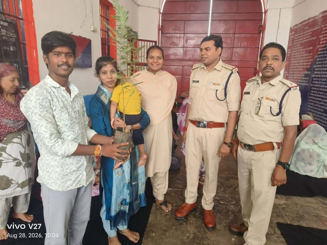 हटा उप-जेल में रक्षाबंधन पर्व, बंदियों ने भेंट किये आंवला के पौधे,
==
जेल प्रबंधन ने किए खास इंतज़ाम
==
हटा उप-जेल में रक्षाबंधन पर्व धूमधाम से मनाया गया, बहिनों को बंदी भाईयों को राखी बांधने के लिए जेल प्रबंधन द्वारा विशेष इंतजाम किए गए, बड़ी सँख्या में बहिने जेल पँहुची और भाईयो की कलाई पर राखी बांधी।
उप-जेल अधीक्षक नागेन्द्र सिंह ने इस रक्षाबंधन पर पर्यावरण संरक्षण की दिशा में एक नवाचार करते हुए बंदियों की ओर से बहिनों को आंवला का पौधा भेंट किया गया, बंदी भाईयो द्वारा अपनी बहिनों को दिये गए उपहार का पौधा रोपित करेंगी।