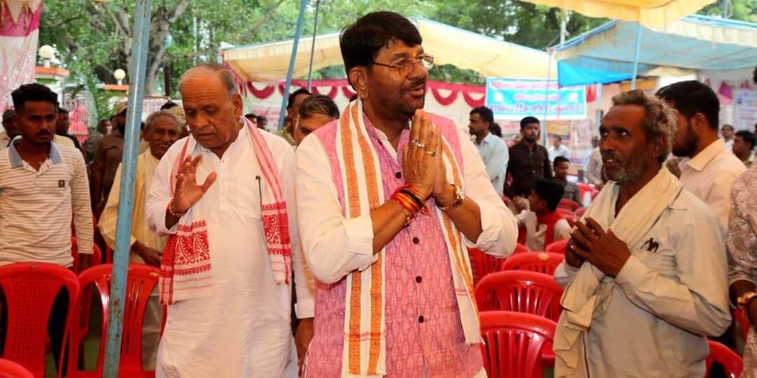 मुख्यमंत्री जन विश्वास अभियान
==
अभियान के माध्यम से योजनाओं के प्रभावी क्रियान्वयन और पात्र हितग्राहियों को समय पर लाभ उपलब्ध कराने पर विशेष ध्यान दिया जा रहा है- राज्यमंत्री श्री पटेल
==
पात्र हितग्राहियों को योजनाओं का लाभ दिलाना शासन की प्राथमिकता- कलेक्टर श्री यादव
===
33 ग्राम पंचायतों में अधिकारियों ने किया स्कूल, आंगनवाड़ी एवं शासकीय कार्यालयों का निरीक्षण
==
बटियागढ़ शिविर में आधार अपडेशन, ई-केवाईसी, स्वास्थ्य परीक्षण एवं आयुष्मान कार्ड सहित विभिन्न सेवाओं का मिला लाभ
==
कलेक्टर प्रताप नारायण यादव ने किया मोठा और फुटेरा कला का औचक निरीक्षण, लापरवाही पर कार्रवाई के निर्देश
==
हितलाभो का हुआ वितरण
===
मुख्यमंत्री डॉ. मोहन यादव की महत्वाकांक्षी पहल जन विश्वास अभियान के अंतर्गत आज 29 अगस्त को बटियागढ़ में शिविर आयोजित किया गया। अभियान का मुख्य उद्देश्य शासन की विभिन्न जनकल्याणकारी योजनाओं का लाभ पात्र हितग्राहियों तक पहुंचाना तथा ऐसे पात्र नागरिकों की समस्याओं का समाधान करना है, जिन्हें पात्र होने के बावजूद किसी कारणवश योजनाओं का लाभ प्राप्त नहीं हो पा रहा है।
प्रदेश के आनंद विभाग के राज्यमंत्री स्वतंत्र प्रभार लखन पटेल ने कहा कि अभियान के तहत शिविरों के माध्यम से योजनाओं के हितलाभ का वितरण किया जा रहा है, साथ ही पात्र हितग्राहियों के आवेदन प्राप्त कर उन्हें अधिक से अधिक योजनाओं से लाभान्वित करने की कार्रवाई की जा रही है। इस अभियान के अंतर्गत जिले में कुल 23 शिविरों का आयोजन किया जाएगा। इस प्रकार प्रत्येक विकासखंड में औसतन लगभग तीन शिविर आयोजित कर आमजन तक योजनाओं की पहुंच सुनिश्चित करने का प्रयास किया जाएगा।
राज्यमंत्री श्री पटेल ने कहा जन विश्वास अभियान के दौरान प्रशासनिक अधिकारी मैदानी स्तर पर निरीक्षण भी कर रहे हैं, ताकि यह सुनिश्चित किया जा सके कि शासन की संचालित योजनाओं का वास्तविक लाभ समाज के अंतिम छोर पर बैठे आम नागरिक तक पहुंच रहा है या नहीं। अभियान के माध्यम से योजनाओं के प्रभावी क्रियान्वयन और पात्र हितग्राहियों को समय पर लाभ उपलब्ध कराने पर विशेष ध्यान दिया जा रहा है।
उन्होने कहा बटियागढ़ शिविर में प्राप्त सभी आवेदनों की समरी तैयार की जाएगी। इसमें प्राप्त आवेदनों की संख्या, तत्काल निराकृत प्रकरणों तथा ऐसे प्रकरणों का पृथक विवरण तैयार किया जाएगा, जिनके निराकरण में कुछ समय लग सकता है। सभी आवेदनों की प्रगति एवं निराकरण की विस्तृत रिपोर्ट भी उपलब्ध कराई जाएगी।
कलेक्टर प्रताप नारायण यादव ने कहा मुख्यमंत्री जन विश्वास अभियान के तहत शासन का प्रयास है कि कोई भी पात्र व्यक्ति शासकीय योजनाओं के लाभ से वंचित न रहे। इसी उद्देश्य से बटियागढ़ जनपद पंचायत की 33 ग्राम पंचायतों को अभियान में सम्मिलित किया गया। जिला एवं ब्लॉक स्तरीय अधिकारियों की टीमों ने इन ग्राम पंचायतों में पहुंचकर स्कूल, आंगनवाड़ी केंद्र एवं शासकीय कार्यालयों का निरीक्षण किया और योजनाओं के क्रियान्वयन की वास्तविक स्थिति का जायजा लिया।
कलेक्टर श्री यादव ने कहा कि निरीक्षण के माध्यम से यह जानकारी प्राप्त की गई कि शासन की योजनाओं का लाभ धरातल पर आमजन तक किस प्रकार पहुंच रहा है तथा कहां सुधार की आवश्यकता है। संबंधित अधिकारियों को आवश्यक सुधार एवं पात्र हितग्राहियों को योजनाओं का लाभ दिलाने के निर्देश दिए गए।
शिविर में नागरिकों को मिली विभिन्न सेवाएं
बटियागढ़ में आयोजित शिविर में आधार कार्ड अपडेशन, ई-केवाईसी, स्वास्थ्य परीक्षण, आयुष्मान कार्ड, समग्र आईडी तथा मध्यप्रदेश विकास पोर्टल के अंतर्गत टोकन सहित विभिन्न सेवाओं के स्टॉल लगाए गए। आमजन ने शिविर में पहुंचकर इन सेवाओं का लाभ लिया।
कलेक्टर श्री यादव ने शिविर में प्राप्त आवेदनों पर संबंधित विभागों के अधिकारियों को मौके पर बुलाकर तत्काल कार्रवाई की गई। जिन प्रकरणों में समय अथवा स्थल निरीक्षण की आवश्यकता है, उनके समय-सीमा में निराकरण के निर्देश संबंधित अधिकारियों को दिए गए।
खराब सड़कों की तत्काल मरम्मत के निर्देश
कलेक्टर श्री यादव ने कहा अभियान के दौरान कई स्थानों पर सड़कें खराब पाए जाने की जानकारी सामने आई। इस पर एमपीआरडीसी, प्रधानमंत्री सड़क एवं जनपद पंचायत के मुख्य कार्यपालन अधिकारियों को निर्देशित किया गया है कि खराब सड़कों को तत्काल सुधार सुनिश्चित कराया जाए।
उन्होने निर्देश दिए कि बरसात समाप्त होने के बाद सड़कों को बेहतर स्थिति में लाने के लिए आवश्यक कार्यवाही सुनिश्चित की जाए। साथ ही वर्तमान में तत्काल रिपेयरिंग कर आमजन को आवागमन में असुविधा न हो, इसकी जानकारी भी उपलब्ध कराई जाए।
प्राथमिक शाला मोठा में बच्चो के लिए फर्नीचर उपलब्ध कराने के निर्देश
जिला कलेक्टर प्रताप नारायण यादव ने शनिवार को बटियागढ़ ब्लॉक के ग्राम मोठा एवं फुटेरा कला का औचक निरीक्षण कर शासकीय संस्थाओं की व्यवस्थाओं का जायजा लिया। निरीक्षण के दौरान लापरवाही और अनियमितता मिलने पर कलेक्टर ने संबंधित अधिकारियों-कर्मचारियों के विरुद्ध कार्रवाई के निर्देश दिए।
ग्राम मोठा में कलेक्टर ने प्राथमिक शाला का निरीक्षण किया। यहां बच्चे टाट-पट्टी पर बैठे मिले, जिस पर उन्होंने विभागीय अधिकारियों को तत्काल स्कूल में आवश्यक फर्नीचर उपलब्ध कराने के निर्देश दिए। इसके बाद उन्होंने आंगनवाड़ी केंद्र का निरीक्षण कर व्यवस्थाओं की जानकारी ली।
पंचायत सचिव निलंबित
कलेक्टर के ग्राम पंचायत फुटेरा कला में अचानक पहुंचने पर ग्रामीणों ने शिकायत करते हुए बताया कि पंचायत सचिव श्री दामोदर नियमित रूप से पंचायत में उपस्थित नहीं होते, जिसके कारण ग्रामीणों के आवश्यक कार्य समय पर नहीं हो पा रहे हैं। ग्रामीणों की शिकायत को गंभीरता से लेते हुए कलेक्टर ने संबंधित अधिकारियों को सचिव को निलंबित करने के निर्देश दिए गए।
आंगनवाड़ी में मीनू के अनुसार भोजन नही मिलने पर
स्व-सहायता समूह हटाने के निर्देश
फुटेराकला में आंगनवाड़ी केंद्र के निरीक्षण के दौरान बच्चों को दिया जाने वाला भोजन निर्धारित मीनू के अनुसार नहीं पाया गया। इस पर उन्होंने जिला पंचायत सीईओ को संबंधित स्व-सहायता समूह को हटाने के निर्देश दिए। कलेक्टर ने आंगनवाड़ी के बच्चों से बातचीत कर उनकी पढ़ाई एवं व्यवस्थाओं की जानकारी ली तथा बच्चों को केले वितरित किए।
सीएचओ का तीन दिन का वेतन काटने के निर्देश
उप-स्वास्थ्य केंद्र फुटेरा के निरीक्षण के दौरान सीएचओ संगीता लोधी निर्धारित समय पर केंद्र पर उपस्थित नहीं मिलीं। वहीं ओपीडी रजिस्टर में भी आवश्यक एंट्री नहीं पाई गई। कलेक्टर ने इसे गंभीर लापरवाही मानते हुए सीएचओ संगीता लोधी का तीन दिन का वेतन काटने के निर्देश दिए।
हाईस्कूल के लिपिक का संलग्नीकरण समाप्त कर उपस्थिती के जांच के निर्देश
कलेक्टर ने शासकीय उच्चतर माध्यमिक विद्यालय फुटेरा में पहुंचकर लैब भवन का निरीक्षण किया और शैक्षणिक व्यवस्थाओं की जानकारी ली। निरीक्षण के दौरान सहायक ग्रेड-2 राजेंद्र सिंह राजपूत अनुपस्थित पाए गए। इस पर कलेक्टर ने जिला शिक्षा अधिकारी को श्री राजपूत का संलग्नीकरण समाप्त करने तथा विगत दिनो की उपस्थिती की जांच कराने के निर्देश दिए।
सड़क सुधार के निर्देश
कलेक्टर श्री यादव ने ग्राम फुटेराकला में नल जल योजना के तहत सड़क का सुधार नही होने की बात सामने आने पर सड़क सुधीर कराने के सख्त निर्देश दिए।
वाटर फिल्टर सुधार करायें
ग्रामीणों की मांग पर ग्राम फुटेरा का 25 लाख की लागत का वाटर फिल्टर तत्काल सुधार करवाने के निर्देश दिए। ग्राम में पहॅुचने पर इस संबंधी शिकायत की गई थी।
हितलाभ वितरण
बटियागढ़ में मुख्यमंत्री जन विश्वास अभियान अंतर्गत उद्यानिकी विभाग द्वारा योजना प्रधानमंत्री सूचना खाद्य उद्यम उन्नयन योजना अंतर्गत कृषक मनोहर पटेल ग्राम सकतपुर को दाल मिल यूनिट स्थापना हेतु लागत 2505850 रुपए अनुदान 877047 रुपए का प्रशस्ति पत्र एवं कृषक गोविंद यादव निवासी बटियागढ़ को डेयरी उद्योग स्थापना हेतु लागत 600100 रुपए एवं अनुदान 210035 रूपये का स्वीकृति पत्र प्रदान किया गया।
मुख्यमंत्री उद्यम क्रांति योजना के अंर्तगत अंगद सिंह लोधी को इलेक्ट्रिक दुकान स्थापित करने के लिए भारतीय स्टेट बैंक, खड़ेरी शाखा द्वारा 02 लाख रुपये की ऋण राशि उपलब्ध कराई गई। इसी प्रकार योगेश जैन को हार्डवेयर दुकान के लिए एसबीआई बटियागढ़ शाखा द्वारा 10 लाख रुपये की राशि का हितलाभ प्रदान किया गया।
मुख्यमंत्री जन विश्वास अभियान कार्यक्रम विकासखंड बटियागढ़ जिला दमोह में 08 किसानों को पॉवर स्प्रेयर पंप का वितरण, लाडली लक्ष्मी योजना तहत भी स्वीकृति पत्र वितरित किए गए।
#damoh #CMMadhyaPradesh #समृद्ध_मध्यप्रदेश #Damoh