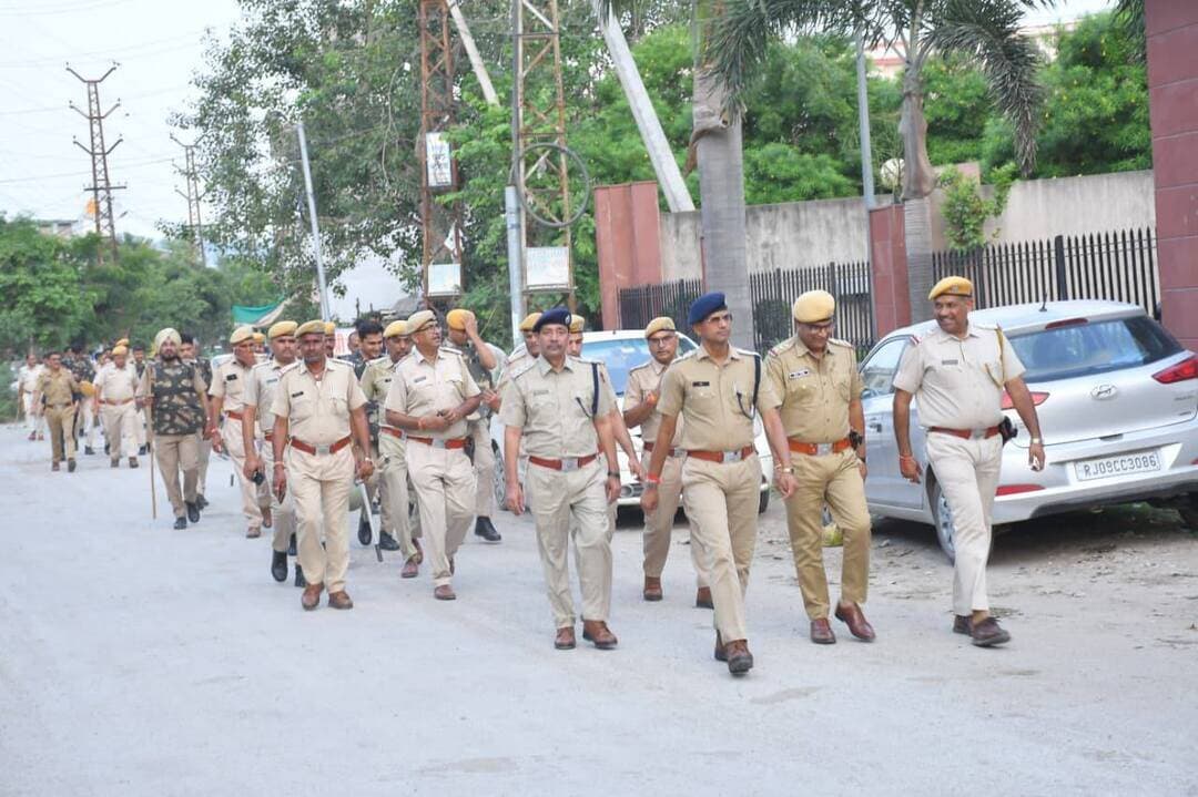 आगामी चुनाव के मद्देनजर चित्तौड़गढ़ शहर में फ्लैग मार्च
चित्तौड़गढ़,29 अगस्त 2026। चित्तौड़गढ़ शहर में आगामी निकाय चुनाव-2026 के मद्देनजर शनिवार को पुलिस द्वारा फ्लैग मार्च निकाला गया। फ्लैग मार्च का नेतृत्व डीवाईएसपी बृजेश सिंह ने किया। इस दौरान डीवाईएसपी रविन्द्र प्रताप सिंह थानाधिकारी कोतवाली रजनीश, थानाधिकारी सदर प्रेम सिंह एवं थानाधिकारी चंदेरिया भारत सिंह सहित पुलिस अधिकारी मौजूद रहे।
फ्लैग मार्च में थाना चंदेरिया, कोतवाली, सदर एवं पुलिस लाइन का जाप्ता शामिल रहा। पुलिस बल ने शहर के विभिन्न प्रमुख मार्गों, बाजारों एवं संवेदनशील क्षेत्रों से फ्लैग मार्च निकाला। इस दौरान पुलिस अधिकारियों एवं जवानों ने पैदल मार्च कर आमजन में सुरक्षा एवं विश्वास का माहौल कायम करने का संदेश दिया।
आगामी निकाय चुनाव-2026 को शांतिपूर्ण, निष्पक्ष एवं भयमुक्त वातावरण में संपन्न कराने के उद्देश्य से पुलिस द्वारा सुरक्षा व्यवस्था को मजबूत किया जा रहा है। फ्लैग मार्च के माध्यम से आमजन को निर्भीक होकर मतदान करने का संदेश दिया गया तथा कानून-व्यवस्था बनाए रखने में पुलिस का सहयोग करने की अपील की गई।
पुलिस ने स्पष्ट किया कि चुनाव के दौरान कानून-व्यवस्था प्रभावित करने वाले असामाजिक एवं आपराधिक तत्वों पर विशेष निगरानी रखी जाएगी तथा किसी भी प्रकार की गड़बड़ी या माहौल खराब करने का प्रयास करने वालों के विरुद्ध सख्त कार्रवाई की जाएगी।