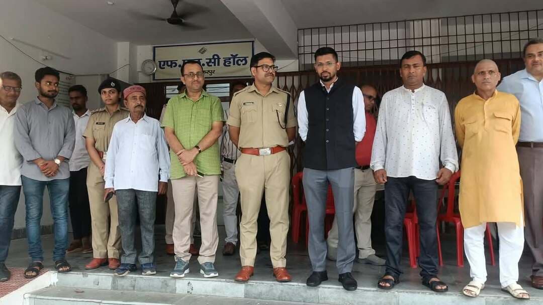 जिला निर्वाचन पदाधिकारी-सह-जिलाधिकारी कुमार गौरव एवं वरीय पुलिस अधीक्षक, मुजफ्फरपुर कांतेश कुमार मिश्र द्वारा आज सिकंदरपुर स्थित ईवीएम-वीवीपैट वेयरहाउस का संयुक्त निरीक्षण* किया गया। भारत निर्वाचन आयोग द्वारा निर्धारित दिशा-निर्देशों के अनुसार यह मासिक निरीक्षण था। इस अवसर पर विभिन्न राजनैतिक दलों के प्रतिनिधिगण भी उपस्थित थे।