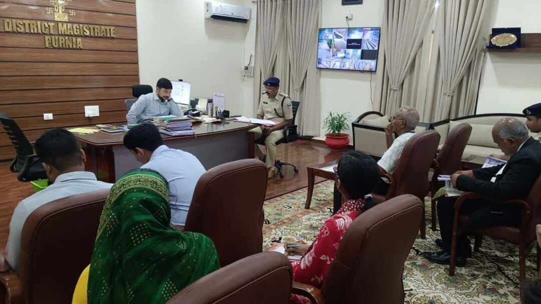 समाहरणालय पूर्णिया,
जनसंपर्क कार्यालय,
प्रेस विज्ञप्ति:-1235,
दिनांक 29 अगस्त 2026,
==================
जिला पदाधिकारी श्री अंशुल कुमार भा०प्र०से० की अध्यक्षता में संबंधित पदाधिकारी के साथ एन०सी०ओ०आर०डी को लेकर शनिवार को समीक्षा बैठक का आयोजन किया गया।
बैठक के दौरान जिलाधिकारी महोदय द्वारा संबंधित अधिकारियों को कई महत्वपूर्ण दिशा-निर्देश दिया गया।
मादक पदार्थ के उपभोग एवं परिवहन पर पूर्ण राेक लगाने को लेकर अनुमंडल स्तर पर बैठक आयोजित कर लेने का निदेश सभी SDO/SDPO पूर्णिया को दिया गया।
मादक पदार्थों के उपभोग से होने वाले हानिकारक प्रभावों से संबंधी गतिविधियों को पुलिस के साथ समन्वय करते हुए कार्य योजना तैयार कर रोस्टर निकाल देने का निदेश DPM jeevika ko दिया गया।
मादक पदार्थों के उपभोग से होने वाले हानिकारक प्रभाव से संबंधित निबंध प्रतियोगिता शैक्षणिक संस्थानों में आयोजित करने का निदेश जिला शिक्षा पदाधिकारी, पूर्णिया को दिया गया है।