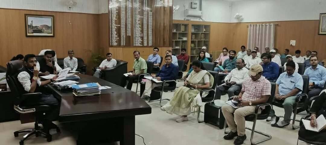 जिलाधिकारी की अध्यक्षता में जिला समन्वय समिति की बैठक का आयोजन हुआ, पदाधिकारियों को जनहित के मामलों को तत्परता से हल करने का दिया निदेश
-----------------------------------
योजनाओं का सफल क्रियान्वयन जिला प्रशासन की सर्वाेच्च प्राथमिकता; संबंधित विभागों के पदाधिकारी आपस में समन्वय स्थापित कर इसे सुनिश्चित करेंः डीएम
------------------------------------
मुजफ्फरपुर, शनिवार, दिनांक 29.08.2026: जिलाधिकारी, मुजफ्फरपुर श्री कुमार गौरव की अध्यक्षता में आज समाहरणालय में जिला समन्वय समिति की बैठक आयोजित हुई। पदाधिकारियों को आम जनता की समस्याओं का पूरी संवेदनशीलता के साथ त्वरित गति से समाधान करने का निदेश दिया। सरकार के विकासात्मक एवं लोक-कल्याणकारी योजनाओं का गुणवत्तापूर्ण तथा समयबद्ध तरीके से सफल क्रियान्वयन करने का निदेश दिया गया।
इस बैठक में विभिन्न विभागों यथा ग्रामीण विकास, राजस्व, कल्याण, पंचायती राज, आईसीडीएस, शिक्षा, स्वास्थ्य, उद्योग, अल्पसंख्यक कल्याण, श्रम, जीविका, पथ निर्माण, विद्युत, लोक स्वास्थ्य अभियंत्रण, नगर विकास, स्थानीय क्षेत्र अभियंत्रण संगठन, मत्स्य, जल संसाधन, कृषि, सामाजिक सुरक्षा, समाज कल्याण, खेल सहित अन्य विभागों के कार्यों की समीक्षा की गई तथा अद्यतन प्रगति का जायजा लिया गया। बैठक में संबंधित विभागों के जिला-स्तरीय पदाधिकारी, अनुमंडल पदाधिकारी, अनुमंडल लोक शिकायत निवारण पदाधिकारी, प्रखंड विकास पदाधिकारी, अंचलाधिकारी, बाल विकास परियोजना पदाधिकारी तथा अन्य भी उपस्थित थे।
जिलाधिकारी ने कहा कि अधिकारीगण स्व-उतरदायित्व एवं स्व-अनुशासन की भावना से काम कर रहे हैं। यह सराहनीय है। उन्होंने कहा कि सभी क्षेत्रीय पदाधिकारी यह सुनिश्चित करंे कि आम जनता को अपनी समस्याओं को लेकर दौर न लगाना पड़े। छोटे-छोटे कार्यों को लेकर भी लोगों को परेशान न होना पड़े यह क्षेत्रों में पदस्थापित अधिकारीगण सुनिश्चित करें। जिलाधिकारी ने कहा कि इसके लिए हर स्तर पर पदाधिकारियों को रिस्पाँसिव होना पड़ेगा। कार्य-संस्कृति को सुदृढ़ रखना होगा।
जिलाधिकारी ने कहा कि समन्वय बैठक का मूल उद्देश्य अतंर्विभागीय समन्वय सुनिश्चित करना है ताकि जनहित के कार्यों को तत्परता से क्रियान्वित किया जा सके। जो भी समस्याएं आती है उसका संबंधित विभागों के पदाधिकारी आपस में संवाद एवं समन्वय स्थापित करते हुए तेजी से समाधान करें।
जिलाधिकारी ने कहा कि इस तरह की बैठकों का काफी महत्व है। विकास, राजस्व, कल्याण, ग्रामीण विकास, अभियंत्रण सहित सभी विभागों के अधिकारियों के बीच भूमि उपलब्धता, सीमांकन, एनओसी इत्यादि के लंबित मामलों का आपसी समन्वय के द्वारा निपटारा किया जाता है।
जिलाधिकारी ने कहा कि पदाधिकारीगण आवश्यकतानुसार अन्तर्विभागीय समन्वय स्थापित कर पूर्ण पारदर्शिता, उत्तरदायित्व एवं संवेदनशीलता के साथ कार्य करें।
इस बैठक में जिलाधिकारी द्वारा जल-जीवन-हरियाली अभियान, वीबी जी राम जी, समरसता संकल्प अभियान, विद्यार्थियों की शिकायतों एवं समस्याओं के प्रभावी समाधान हेतु ’’विद्यार्थी सहयोग शिविर’’ का आयोजन, सामाजिक सुरक्षा पेंशन योजना, आँगनबाड़ी केन्द्रों का भवन निर्माण, लोक शिकायत निवारण तथा लोक सेवा के अधिकार से संबंधित मामलों, पंचायत सरकार भवन, सोलर स्ट्रीट लाइट, हर घर नल का जल, हर खेत को सिंचाई का पानी सहित विभिन्न योजनाओं में प्रगति की समीक्षा की गई तथा अद्यतन स्थिति का जायजा लिया गया। डीएम ने कहा कि सरकार के विकासात्मक एवं लोक-कल्याणकारी योजनाओं का सफल क्रियान्वयन जिला प्रशासन की सर्वाेच्च प्राथमिकता है। इसके लिए सभी पदाधिकारी सजग, तत्पर एवं प्रतिबद्ध रहें। विभिन्न विभागों के जिन-जिन कार्यों तथा योजनाओं के लिए जमीन की उपलब्धता, अनापति प्रमाण-पत्र, सीमांकन, अतिक्रमण हटाने इत्यादि का मामला लंबित है उसके लिए प्रखंड-स्तरीय विभागीय पदाधिकारी एवं संबंधित अंचल अधिकारी समन्वय स्थापित कर कार्यों में तेज़ी लायें तथा मामले का समाधान करते हुए प्रतिवेदन उपलब्ध कराएं। संबंधित अनुमंडल पदाधिकारी इसका पर्यवेक्षण करेंगे तथा अपर समाहर्ता इसका अनुश्रवण करेंगे। जिलाधिकारी ने सभी पदाधिकारियों को लंबित मामलों को समय सीमा के अंदर निष्पादन करने का निदेश दिया।
===================
जिलाधिकारी द्वारा आईसीडीएस एवं कल्याण विभाग से संबंधित विभिन्न योजनाओं की समीक्षा की गई। उन्होंने इन विभागों के जिला में अद्यतन प्रगति का जायजा लिया।
जिला प्रोग्राम कार्यालय, आईसीडीएस के कार्यों की समीक्षा के दौरान जिलाधिकारी ने निर्देश दिया कि सभी आँगनबाड़ी केन्द्रों पर शुद्ध पेयजल एवं शौचालय की समुचित व्यवस्था सुनिश्चित रहनी चाहिए। जिला में कुल 17 बाल विकास परियोजना है। प्रति परियोजना 20 आंगनवाड़ी केंद्रों के भवन निर्माण का वार्षिक लक्ष्य निर्धारित है। इस प्रकार आँगनबाड़ी केंद्रों के लिए कुल 340 भवन निर्माण किया जाना है। समीक्षा में पाया गया कि 185 भवनों के निर्माण हेतु ज़मीन उपलब्ध करा दिया गया है। ज़िलाधिकारी ने शेष आँगनबाड़ी केंद्रों के भवन निर्माण के लिए भी शीघ्र ज़मीन उपलब्ध करने का निर्देश अंचल अधिकारियों को दिया। उन्होंने आंगनबाड़ी केन्द्रों के भवन निर्माण हेतु भूमि की उपलब्धता सुनिश्चित करने के लिए अपर समाहर्ता को नियमित अनुश्रवण करने का निदेश दिया है।
जिलाधिकारी ने आंगनबाड़ी केन्द्रों पर अन्नप्राशन, गोदभराई एवं वीएचएसएनडी का प्रावधानों के अनुसार सफलतापूर्वक आयोजन करने का निदेश दिया। डीपीओ आईसीडीएस को आँगनबाड़ी केन्द्रों का लगातार निरीक्षण करने तथा योजनाओं का सफल क्रियान्वयन सुनिश्चित करने का निदेश दिया गया।
जिलाधिकारी ने कहा कि सरकार समाज के हर वर्ग एवं क्षेत्र के विकास के प्रति दृढ़-संकल्पित है। शिक्षा, स्वास्थ्य, कृषि, महिला सशक्तिकरण, आधारभूत संरचना, ग्रामीण विकास, नगर विकास सहित सभी विषयों पर सरकार का विशेष ध्यान है। इसी के अनुरूप पारदर्शिता एवं उत्तरदायित्व के सिद्धान्त पर चलते हुए जिला प्रशासन, मुजफ्फरपुर द्वारा लोक-कल्याणकारी एवं विकासात्मक योजनाओं का सफल क्रियान्वयन किया जा रहा है। अनुसूचित जाति एवं अनुसूचित जनजाति कल्याण विभाग अन्तर्गत भी मुजफ्फरपुर जिला में काफ़ी अच्छा काम किया जा रहा है। पोखरैरा, राजवाड़ा, बोचहाँ एवं मुरौल में 4 अम्बेदकर आवासीय विद्यालय संचालित है, जिसमें कुल 1116 छात्र/छात्राएं नामांकित हैं। इन्हें आवासन, अध्ययन, भोजन इत्यादि सभी सुविधाएं निःशुल्क उपलब्ध है। सभी विद्यालयों में स्मार्ट क्लास, डिजिटल क्लास, पुस्तकालय एवं खेल-कूद की सुविधा उपलब्ध है। 5 अतिरिक्त आवासीय विद्यालय प्रखण्ड-पारू, मोतीपुर, सकरा, बंदरा तथा कुढ़नी की स्वीकृति राज्य सरकार द्वारा दी गई है, जो निर्माण के विभिन्न चरणों में है। जिला में कुल 6 डाॅ. भीमराव अम्बेदकर कल्याण छात्रावासों में कुल 480 छात्र/छात्राएं नामांकित है, जिन्हें मुख्यमंत्री अनुदान योजना के तहत 2,000 रुपए प्रति माह एवं मुख्यमंत्री खाद्यान्न योजना के तहत 15 किलोग्राम खाद्यान्न, जिसमें 9 किलो चावल एवं 6 किलो गेहूँ शामिल है, प्रति माह उपलब्ध कराया जा रहा है। छात्रावासों में पुस्तकालय एवं डिजीटल क्लास की सुविधा उपलब है। अनुसूचित जाति एवं अनुसूचित जनजाति की बालिकाओं को उच्च शिक्षा प्राप्त करने के लिए प्रोत्साहित करने के उद्देश्य से सिकन्दरपुर में सावित्री बाई फुले छात्रावास का निर्माण की स्वीकृति सरकार द्वारा दी गई है। बाबा साहेब भीमराव अम्बेदकर बिहार विश्वविद्यालय, मुजफ्फरपुर के परिसर में बीपीएससी, रेलवे, बैंक, एसएससी आदि प्रतियोगी परीक्षाओं की निःशुल्क तैयारी हेतु प्राक् परीक्षा प्रशिक्षण केन्द्र संचालित है, जिसमें नामांकित 120 छात्रों को 1500 रुपए एवं अन्य जिलों के छात्रों को 3000 हजार रुपए प्रति माह छात्रवृति का भुगतान किया जा रहा है। जिलाधिकारी ने कहा कि पूर्णतः सजग एवं तत्पर रहकर सभी योजनाओं का लाभ लोगों तक पहुंचाया जा रहा है।
जिलाधिकारी द्वारा जिला पंचायत राज पदाधिकारी को निदेश दिया गया कि पंचायत सरकार भवनों के निर्माण का नियमित पर्यवेक्षण करें। समय से कार्य पूर्ण करायें। भूमि चिन्हित करने के कार्य में तेजी लाने का निदेश दिया गया।
===================
जिलाधिकारी ने कहा कि *राज्य सरकार के आदेश एवं उद्देश्य के अनुरूप* मुजफ्फरपुर जिला में भी जनहित की योजनाओं का सफलतापूर्वक क्रियान्वयन किया जा रहा है। सभी पंचायतों एवं नगर निकायों में सहयोग शिविर का आयोजन किया जा रहा है एवं प्राप्त आवेदनों का निर्धारित समय-सीमा के अंदर निष्पादन किया जा रहा है। अभी तक प्राप्त आवेदनों में से 94 प्रतिशत से अधिक आवेदनों को गुणवतापूर्ण रूप से निष्पादित किया गया है। लोग काफ़ी संतुष्ट हैं। शेष आवेदनों को भी निर्धारित समय में निष्पादित किया जा रहा है।
जिलाधिकारी ने कहा कि अभियान चलाकर नये राशन कार्ड का निर्माण किया जा रहा है। 373 पंचायतों में पंचायत विकास दिवस का आयोजन किया जा रहा है। सामाजिक सुरक्षा पेंशन योजनाओं का सफलतापूर्वक क्रियान्वयन किया जा रहा है। विगत करीब चार माह की अवधि में मुजफ्फरपुर जिलान्तर्गत विभिन्न पंचायतों में 14 पंचायत सरकार भवनों को ग्राम पंचायतों को हस्तान्तरित करते हुए क्रियाशील किया गया है। ग्राम पंचायतों के माध्यम से 41 अन्य पंचायत सरकार भवनों का निर्माण कार्य प्रारंभ किया गया है। विभिन्न पंचायतों में 29 कन्या विवाह मंडप का शिलान्यास किया गया। मुजफ्फरपुर जिला में लगभग 40 सड़क, पुल-पुलिया, फ्लाईओवर इत्यादि का तेजी से निर्माण हो रहा है। जिलाधिकारी ने कहा कि *इन सब योजनाओं से लोगों के जीवन स्तर में काफी गुणात्मक बदलाव* आ रहा है।
===================
जिलाधिकारी ने महाप्रबंधक, जिला उद्योग केन्द्र को निदेश दिया कि मुख्यमंत्री महिला उद्यमी योजना, मुख्यमंत्री अनुसूचित जाति/जनजाति उद्यमी योजना, मुख्यमंत्री अति पिछड़ा वर्ग उद्यमी योजना, मुख्यमंत्री युवा उद्यमी योजना एवं मुख्यमंत्री अल्पसंख्यक उद्यमी योजना का विभाग के निर्देशों के अनुरूप बेहतर ढंग से क्रियान्वयन करें। लक्ष्य के अनुरूप प्रगति लाएँ। लाभुकों को प्रथम, द्वितीय एवं तृतीय किस्त का भुगतान नियमानुसार ससमय करें।
जिलाधिकारी ने उप विकास आयुक्त को जल-जीवन-हरियाली अभियान के तहत तालाबों/पोखरों, सार्वजनिक कुँओं का जीर्णोद्धार, नए जल स्रोतों का सृजन, जल संचयन संरचनाओं को अतिक्रमणमुक्त कराने आदि कार्यों का सरकार के निदेशों के अनुरूप क्रियान्वयन करने का निर्देश दिया।
======================
लोक शिकायत निवारण एवं आरटीपीएस
======================
जिलाधिकारी द्वारा लोक शिकायत निवारण एवं आरटीपीएस से संबंधित मामलों की समीक्षा की गयी। सभी लोक प्राधिकारों एवं अधिकारियों को आवेदनों का त्वरित निष्पादन करने का निदेश दिया गया।
ज़िलाधिकारी ने कहा कि बिहार लोक शिकायत निवारण अधिकार अधिनियम सरकार की महत्वाकांक्षी योजना है। लोक शिकायतों की सुनवाई में लोक प्राधिकारों की हर हाल में शत-प्रतिशत उपस्थिति सुनिश्चित रहनी चाहिए।
ज़िलाधिकारी ने कहा कि लोक शिकायतों के केवल निष्पादन से काम नहीं चलेगा। जनता की संतुष्टि सर्वोपरि है। सभी पदाधिकारी जनहित के कार्यों को सर्वोच्च प्राथमिकता दें। इसमें किसी भी प्रकार की शिथिलता, लापरवाही या अनियमितता बर्दाश्त नहीं की जाएगी।
=============================
बैठक में अंचलाधिकारियों एवं थानाध्यक्षों की संयुक्त बैठक की समीक्षा की गई।जिलाधिकारी ने कहा कि संयुक्त बैठक का भूमि विवादों के समाधान में महत्वपूर्ण भूमिका है। उन्होंने सभी अनुमंडल पदाधिकारियों को यह सुनिश्चित करने का निदेश दिया कि नियमित तौर पर अंचलाधिकारी एवं थानाध्यक्ष का हरएक शनिवार को संयुक्त शनिवारीय बैठक आयोजित हो। साथ ही इसे भू-समाधान पोर्टल पर भी अपलोड किया जाए।
ज़िलाधिकारी द्वारा आरटीपीएस में प्रगति की समीक्षा की गई। उन्होंने कहा कि एक्सपायर्ड मामलों की संख्या हर हाल में शून्य रहनी चाहिए। उन्होंने कहा कि आरटीपीएस अधिनियम के प्रावधानों के अनुरूप समय-सीमा के अंदर आवेदनों का गुणवत्तापूर्ण निष्पादन सुनिश्चित करें। आम जनता को सेवा प्रदान करने में कोई कोताही बर्दाश्त नहीं की जाएगी।
ज़िलाधिकारी ने कहा कि बिहार लोक शिकायत निवारण अधिकार अधिनियम, 2015 तथा बिहार लोक सेवाओं का अधिकार अधिनियम, 2011 का सफल क्रियान्वयन सरकार की सर्वाेच्च प्राथमिकता है। सभी पदाधिकारी इसके लिए सजग, तत्पर एवं प्रतिबद्ध रहें। योजनाओं के क्रियान्वयन में शिथिलता, अनियमितता एवं लापरवाही बर्दाश्त नहीं की जाएगी।
जिलाधिकारी ने अधिकारियों को निदेश दिया कि *सहयोग पोर्टल, सीपीग्राम, जिला जनता दरबार सहित विभिन्न स्रोतों से प्राप्त आवेदनों को त्वरित गति से निष्पादित* करें।
ज़िलाधिकारी ने उप विकास आयुक्त को सभी योजनाओं के क्रियान्वयन में प्रगति का अनुश्रवण करने का निदेश दिया।
जिलाधिकारी ने कहा कि *पारदर्शिता एवं उत्तरदायित्व* सुनिश्चित करते हुए *जनहित के कार्यों को जिला प्रशासन द्वारा सर्वोच्च प्राथमिकता* के साथ सम्पन्न किया जाता है। आम जनता को दैनन्दिन कार्यों में समस्या का सामना न करना पड़े, इसके लिए *सम्पूर्ण प्रशासनिक सजग, तत्पर एवं प्रतिबद्ध* है।
