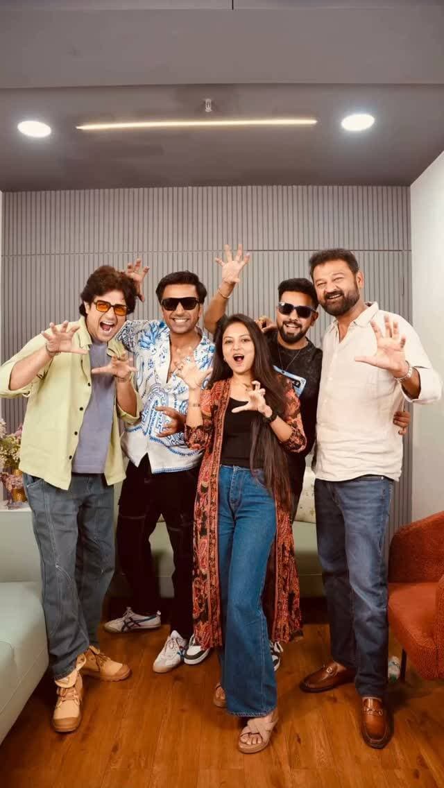 જે મજા પડી છે બોસ….. 🫶🏻🫶🏻
જલસો જલસો….
@thegujjurocks thank you for this wonderful opportunities and trust
@tatsatmunshi @raunaqkamdar @mitragadhvi you people are like ❤️❤️❤️
@vaishalshah7 મજાના માણસ મજાના પ્રોડ્યુસર 💫🫡🫶🏻
Funcast coming soon
#4thseptember #2026❤️ #asambhauuumovie #gujarati