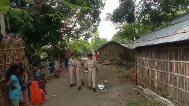 राघोपुर गंगा क्षेत्र में सुरक्षा को लेकर प्रशासन अलर्ट
राघोपुर गंगा क्षेत्र में टूटे तटबंध और बढ़ते जलस्तर को देखते हुए प्रशासन ने आम लोगों की सुरक्षा के लिए एहतियाती कदम तेज कर दिए हैं।
आज 28 अगस्त 2026 को परबत्ता थाना अंतर्गत राघोपुर गंगा क्षेत्र में माइक के माध्यम से लगातार एनाउंसमेंट कर लोगों को सतर्क किया जा रहा है।
वहीं, सुरक्षा के दृष्टिकोण से तटबंध के किनारे बनी झोपड़ियों को खाली कराया जा रहा है। इसके लिए अनुमंडल स्तर से अंचलाधिकारी के साथ समन्वय स्थापित कर कार्रवाई की जा रही है।
प्रशासन ने लोगों से अपील की है कि वे संवेदनशील एवं नदी किनारे के क्षेत्रों से दूर रहें और सुरक्षा निर्देशों का पालन करें।
दरभंगा मैथिली DM न्यूज़