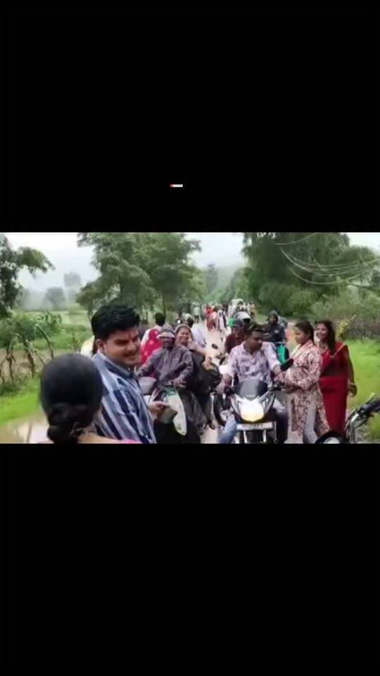 ढीमरखेड़ा राखी का प्यार भारी पड़ा उफनते नाले पर, जान जोखिम में डाल रपटा पार कर पहुंचे भाई