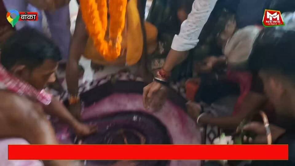 सावन की पूर्णिमा में उमड़ी श्रद्धालुओं की भीड़ सड़कों से महरूम स्वयंभू बाबा पिपलेश्वर नाथ महादेव मंदिर.....